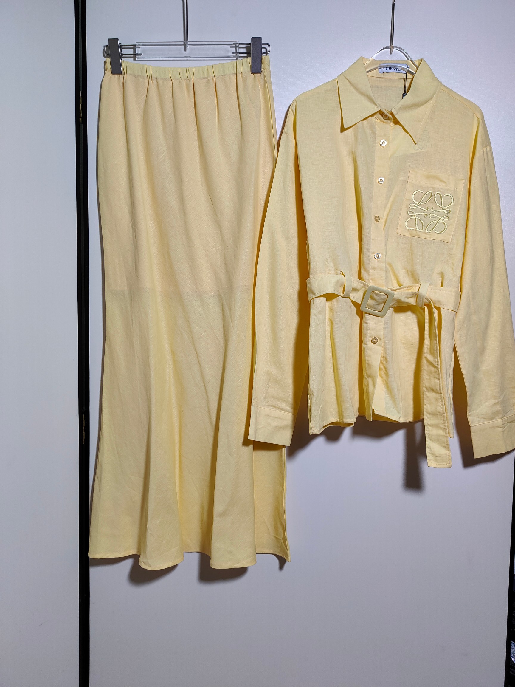 High-End Quality Women’s Clothing Sets with Embroidered Sleeves and Waist-Belt Shirt - 图片 2