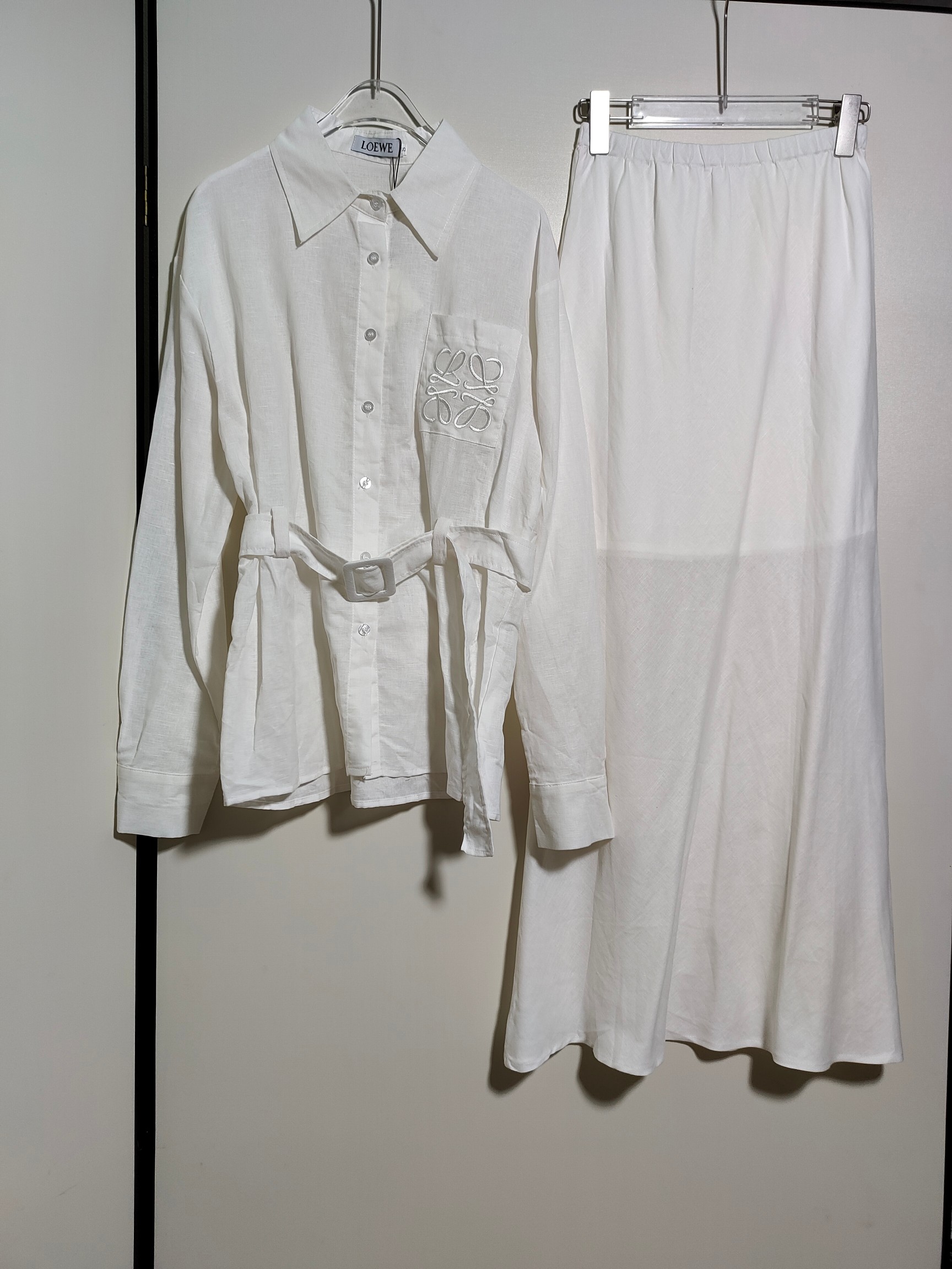 High-End Women’s Clothing Sets: LLOEW* Packaging, Embroidered Sleeves, Waist-Belt Shirt, Ass Dress. - 图片 1