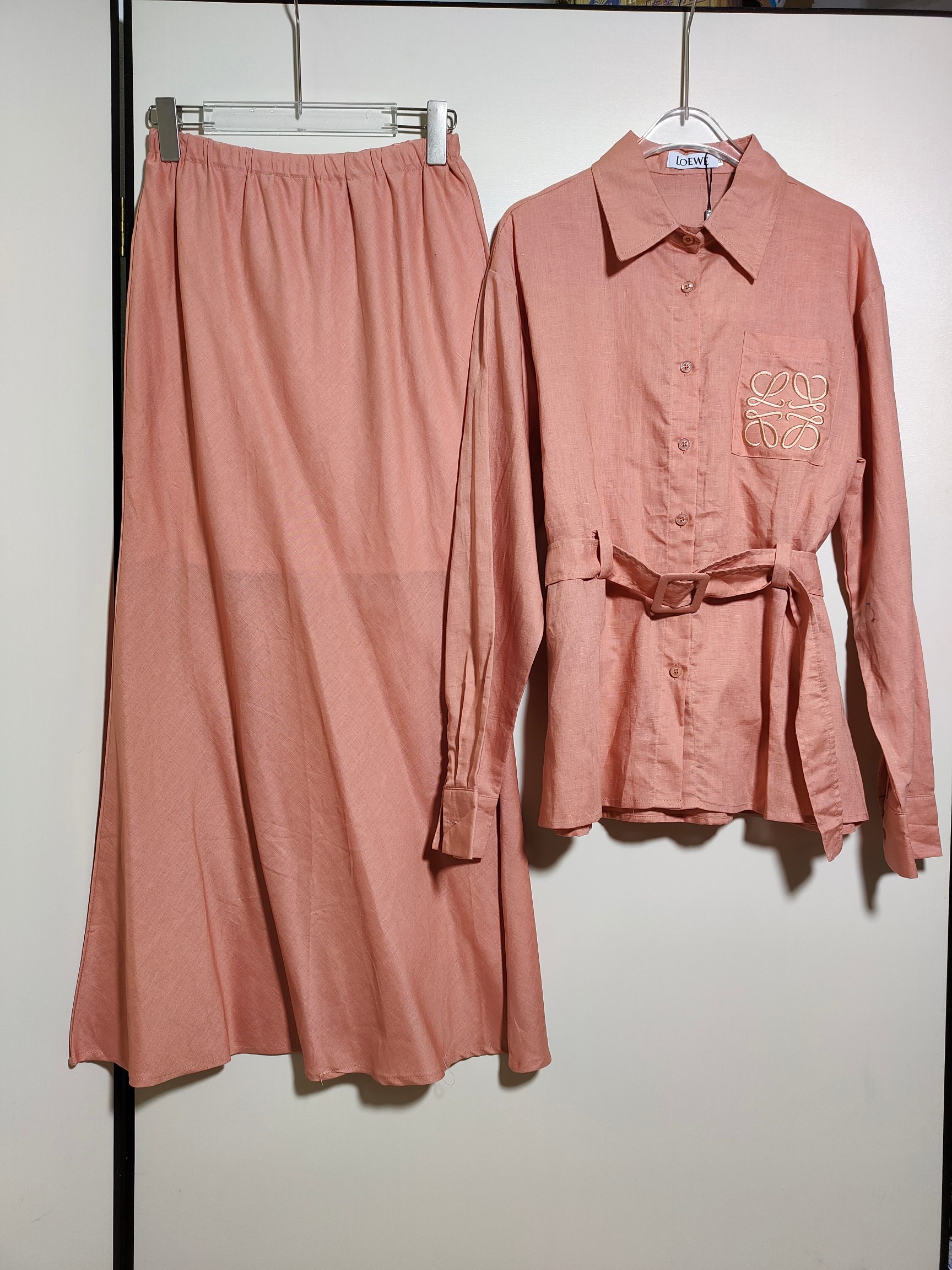 High-End Quality Women’s Clothing Sets with Embroidered Sleeves and Waist-Belt Shirt - 图片 2