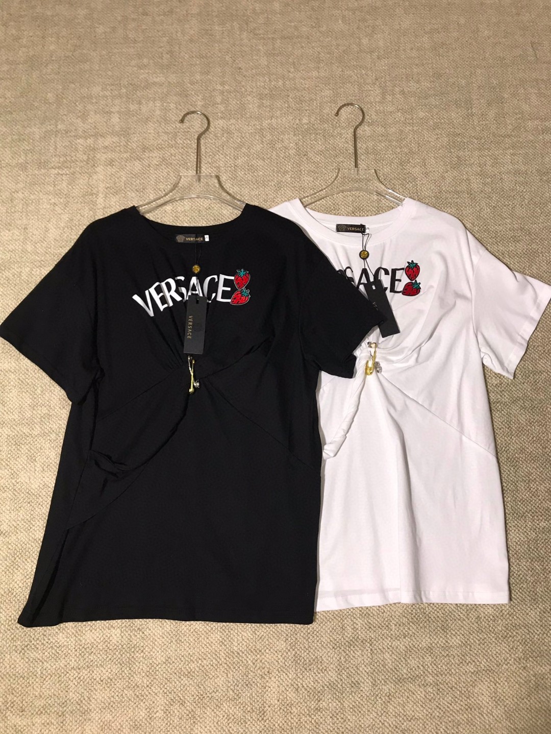 P334 HIGH-QUALITY WOMEN’S SUIT WITH PACKAGING VERSACE/FRANCH CHEST, MS. NEW SPECULATOR T-SHIRT SMLXL - 图片 1