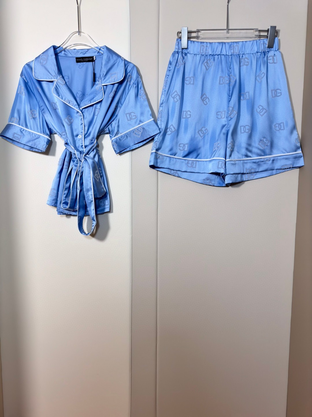 “High-Quality Women’s Outfits Set with D&G/Ms. Dugabana Logo Shirt and Pants in Various Sizes”