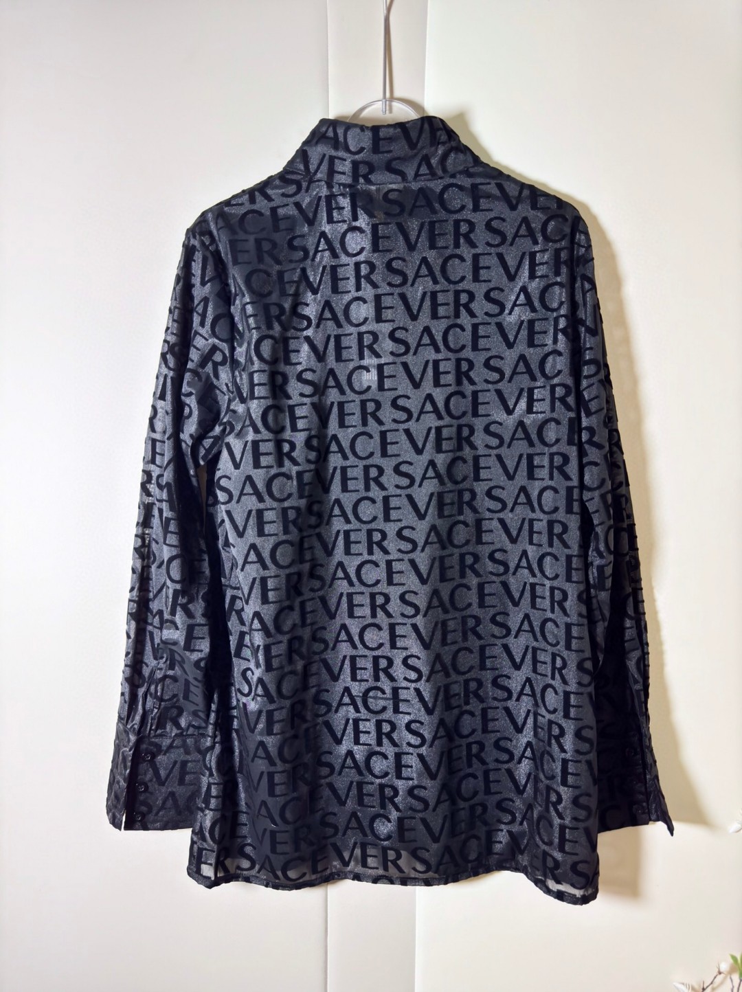“Versace Women’s Clothes: High Quality with Embossed Letters in Long-Sleeve Shirt” - 图片 2