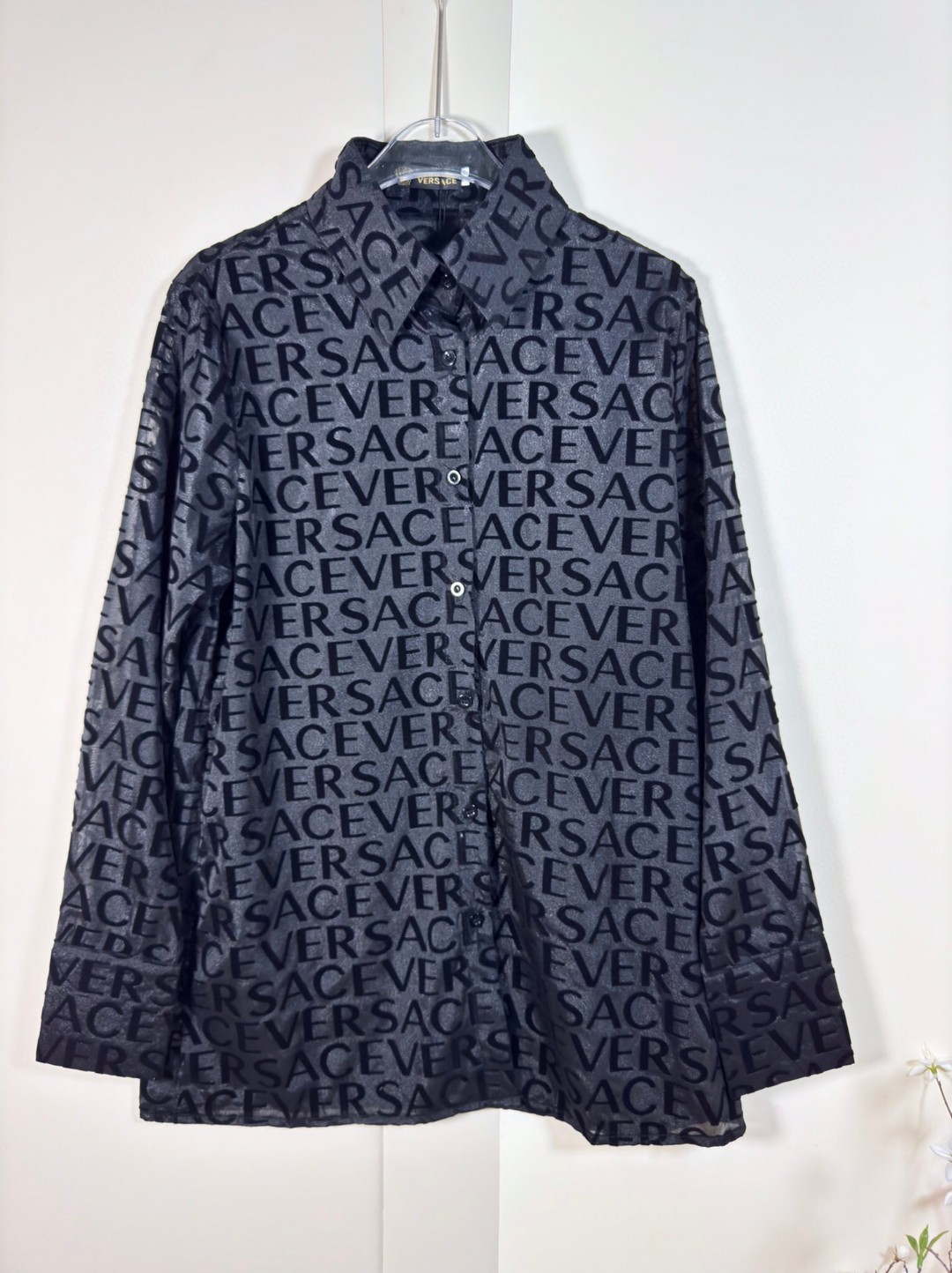“Versace Women’s Clothes: High Quality with Embossed Letters in Long-Sleeve Shirt” - 图片 5