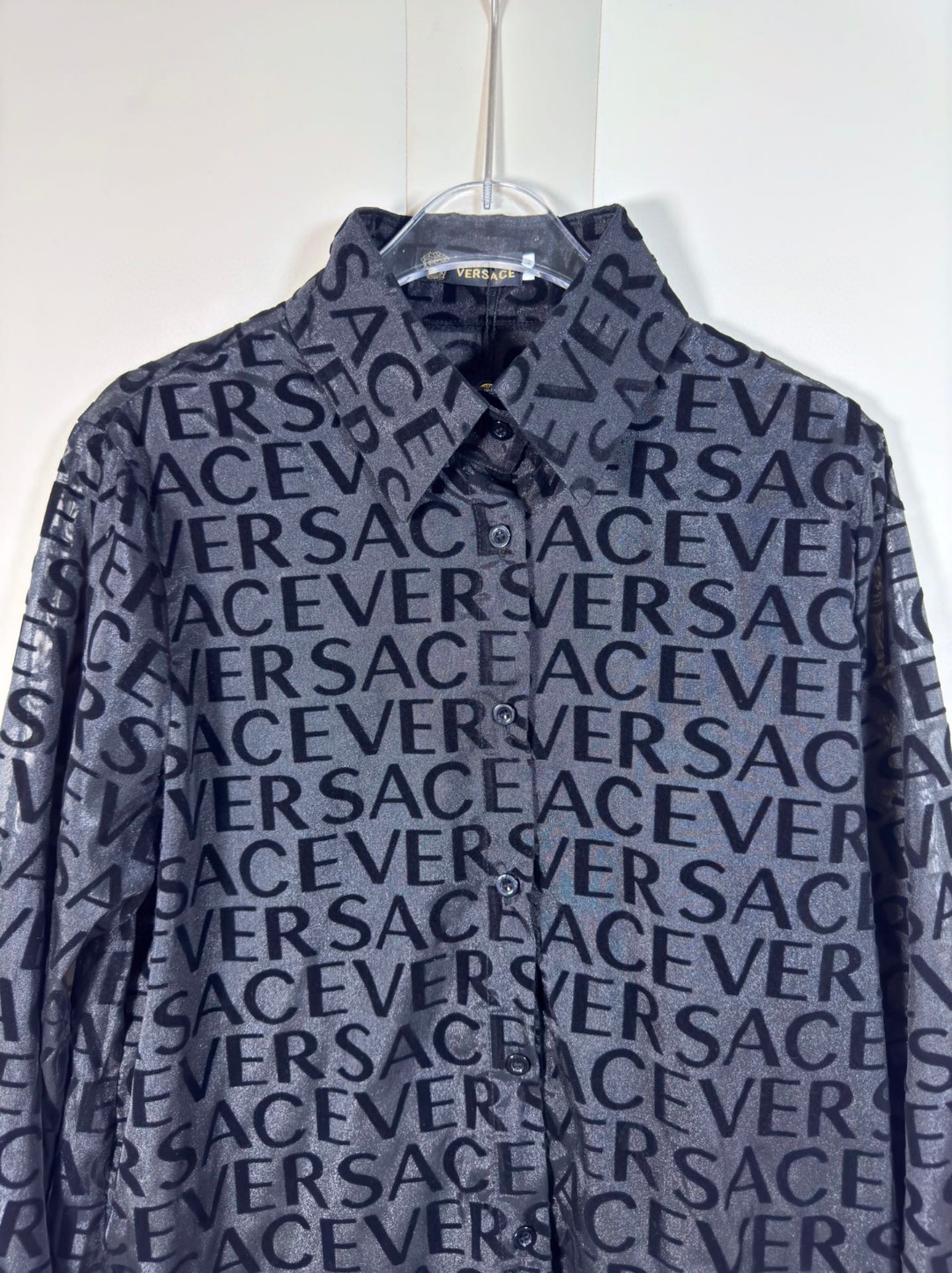 “Versace Women’s Clothes: High Quality with Embossed Letters in Long-Sleeve Shirt” - 图片 3