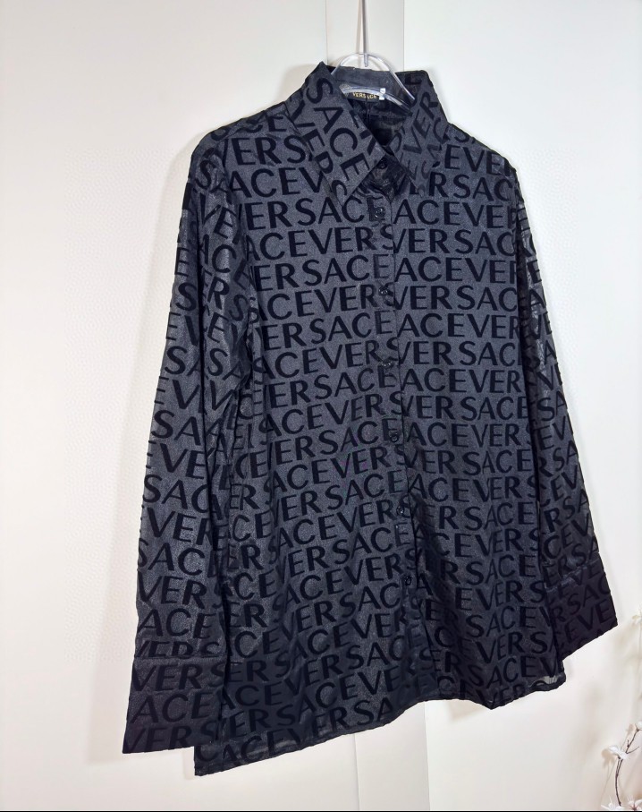 “Versace Women’s Clothes: High Quality with Embossed Letters in Long-Sleeve Shirt” - 图片 8
