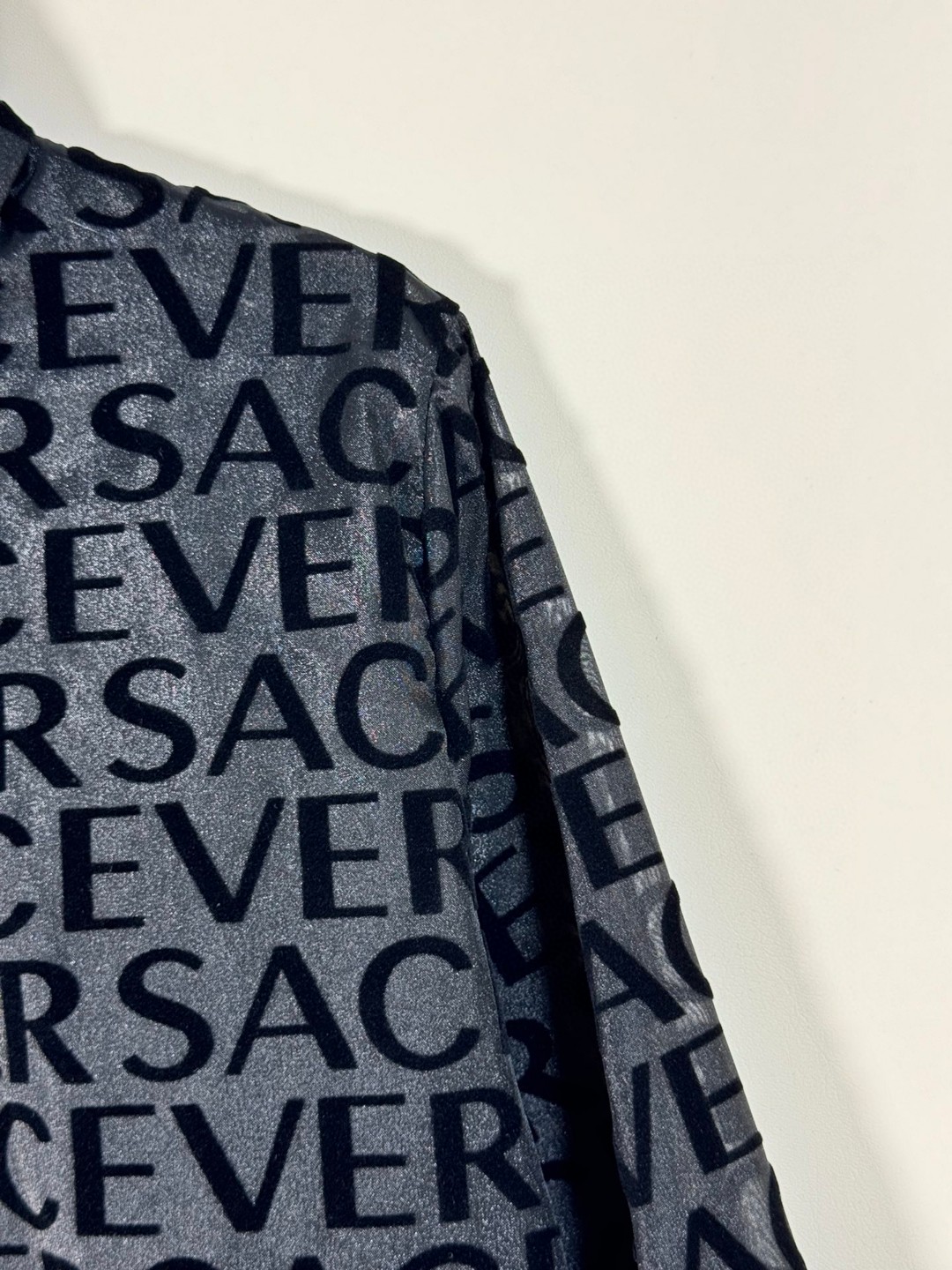 “Versace Women’s Clothes: High Quality with Embossed Letters in Long-Sleeve Shirt” - 图片 9
