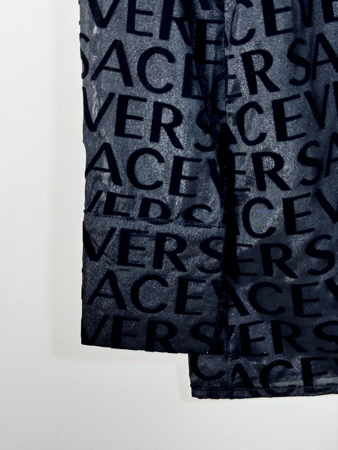 “Versace Women’s Clothes: High Quality with Embossed Letters in Long-Sleeve Shirt” - 图片 7