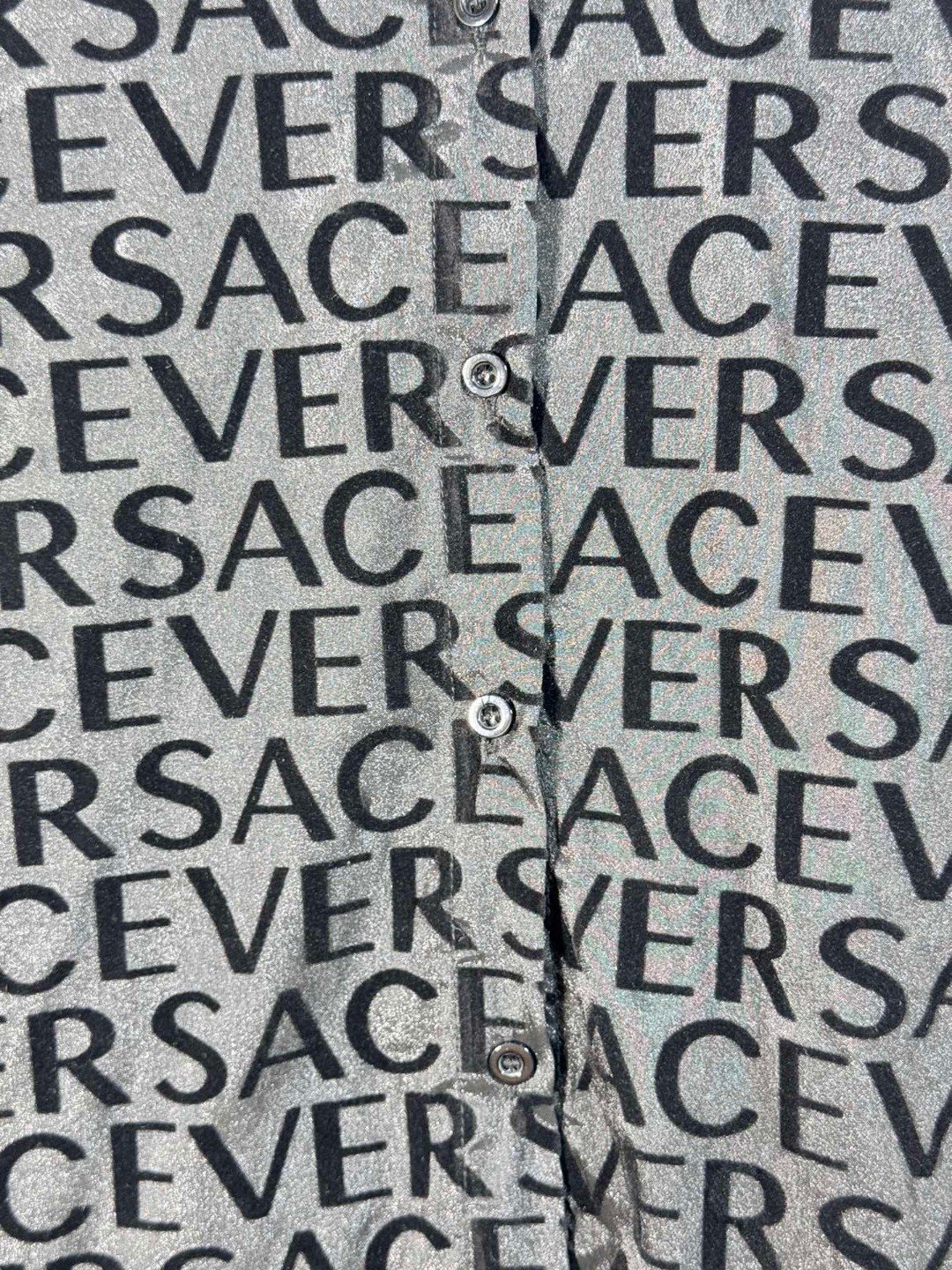 “Versace Women’s Clothes: High Quality with Embossed Letters in Long-Sleeve Shirt” - 图片 6