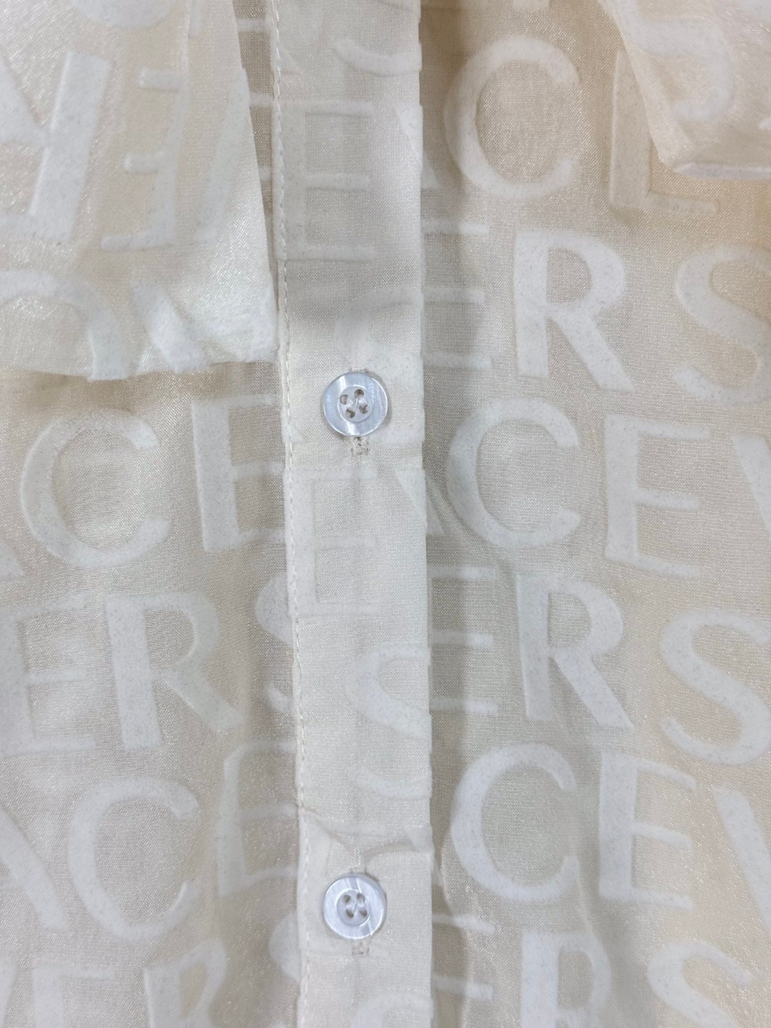 High Quality Women’s Versace Logo Letter Shirt in P380 Van Sage Packaging - 图片 4