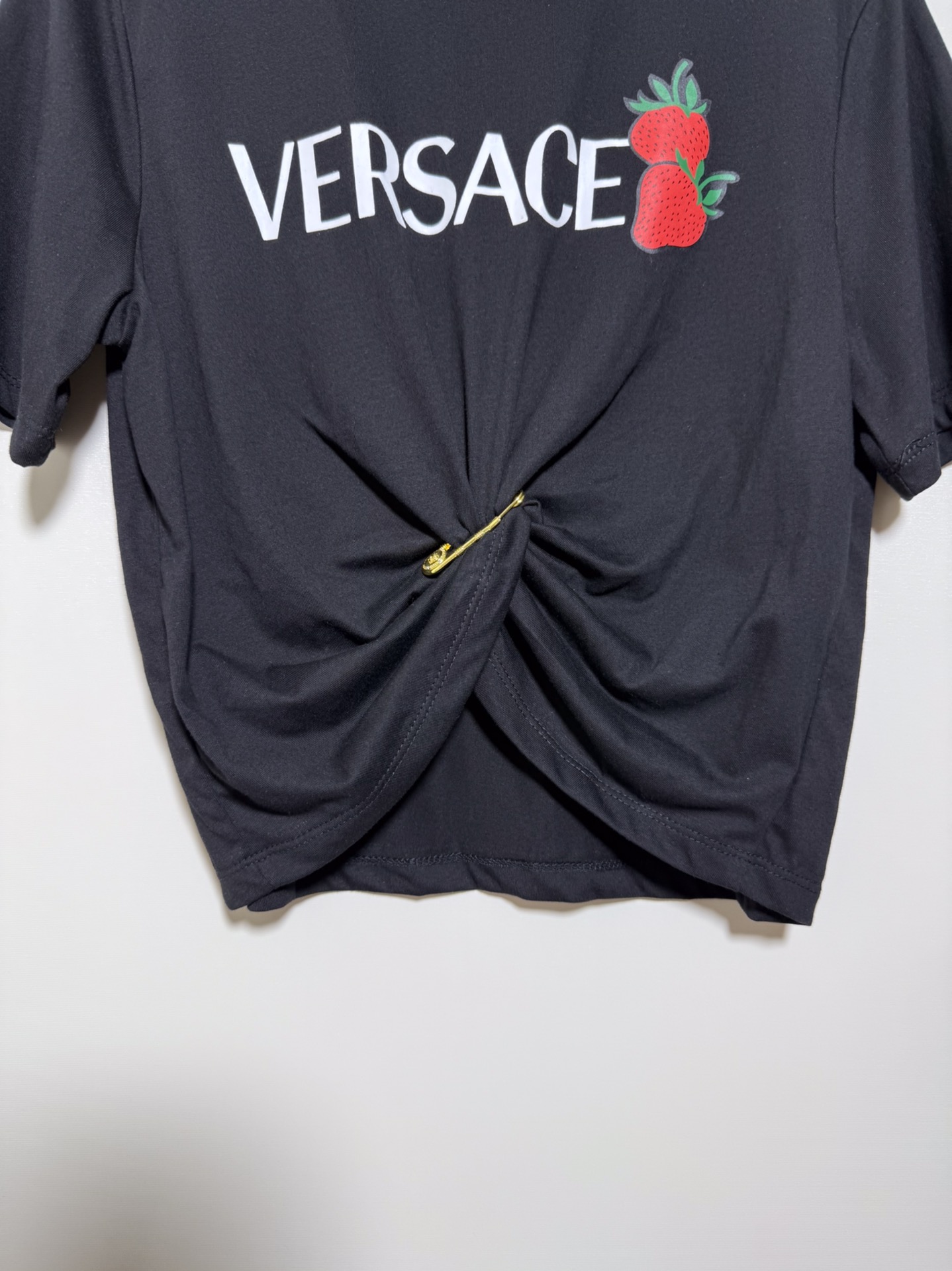 High-Quality Women’s Clothes Featuring Versace/Van Styrofoyol Series, Ms. Strawberry Zipper, and Logo Letter Zilong T-shirt - 图片 4