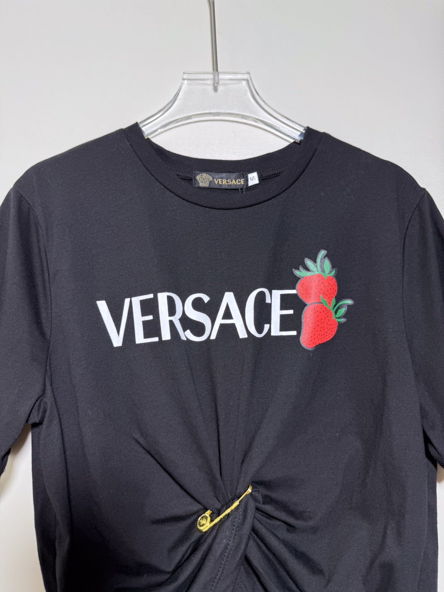 High-Quality Women’s Clothes Featuring Versace/Van Styrofoyol Series, Ms. Strawberry Zipper, and Logo Letter Zilong T-shirt - 图片 3