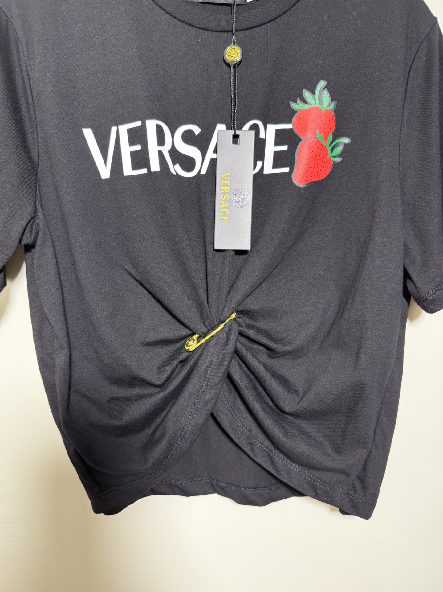 High-Quality Women’s Clothes Featuring Versace/Van Styrofoyol Series, Ms. Strawberry Zipper, and Logo Letter Zilong T-shirt - 图片 9