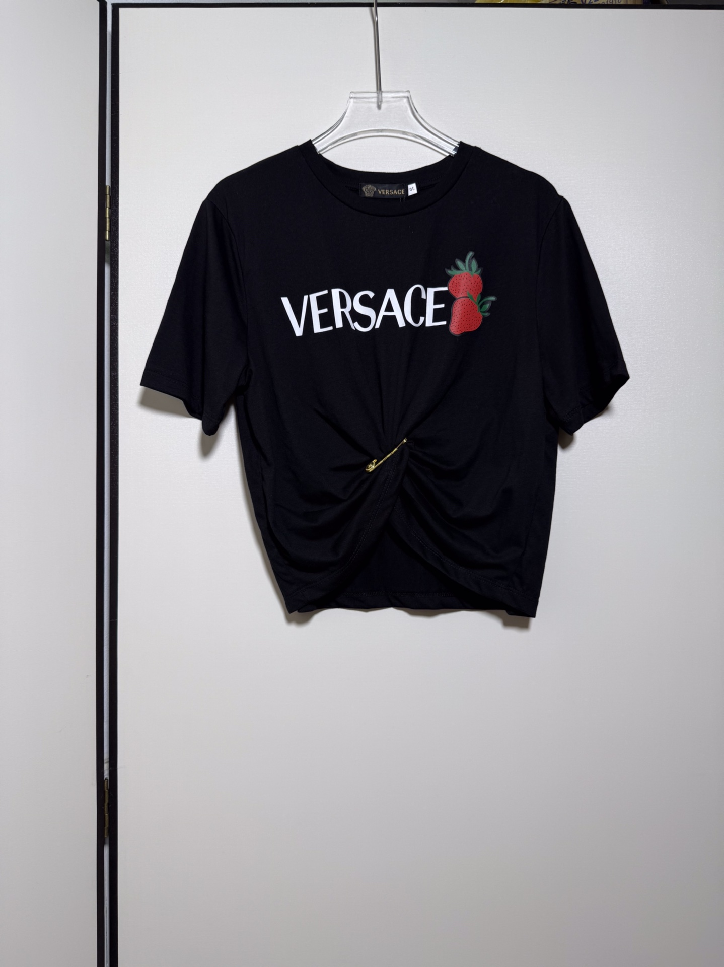 High-Quality Women’s Clothes Featuring Versace/Van Styrofoyol Series, Ms. Strawberry Zipper, and Logo Letter Zilong T-shirt - 图片 1