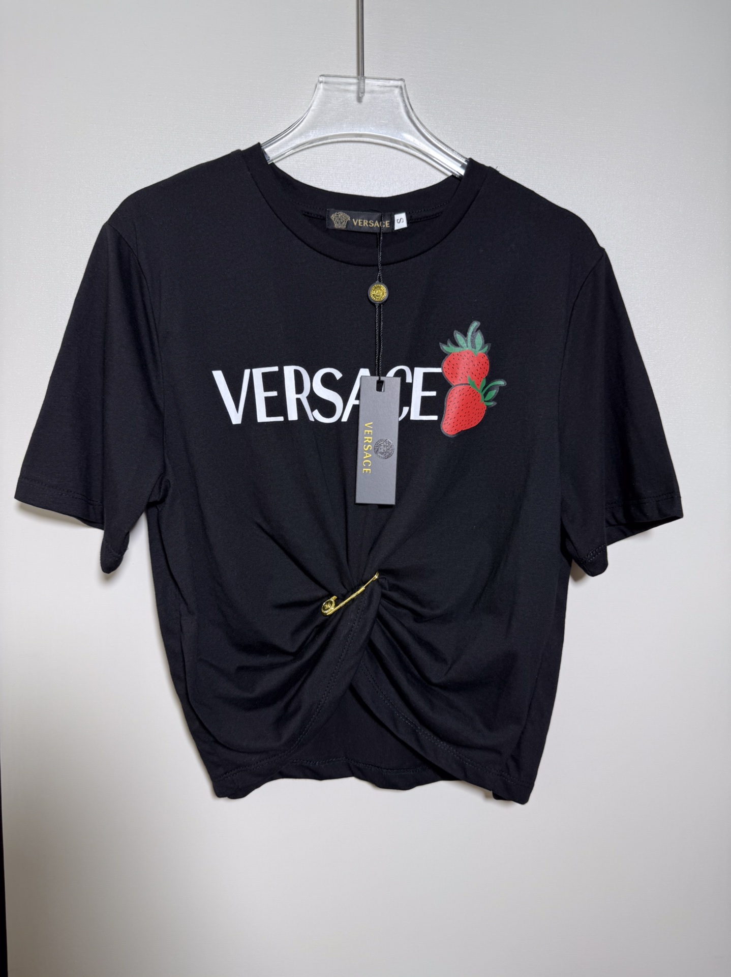 High-Quality Women’s Clothes Featuring Versace/Van Styrofoyol Series, Ms. Strawberry Zipper, and Logo Letter Zilong T-shirt - 图片 7