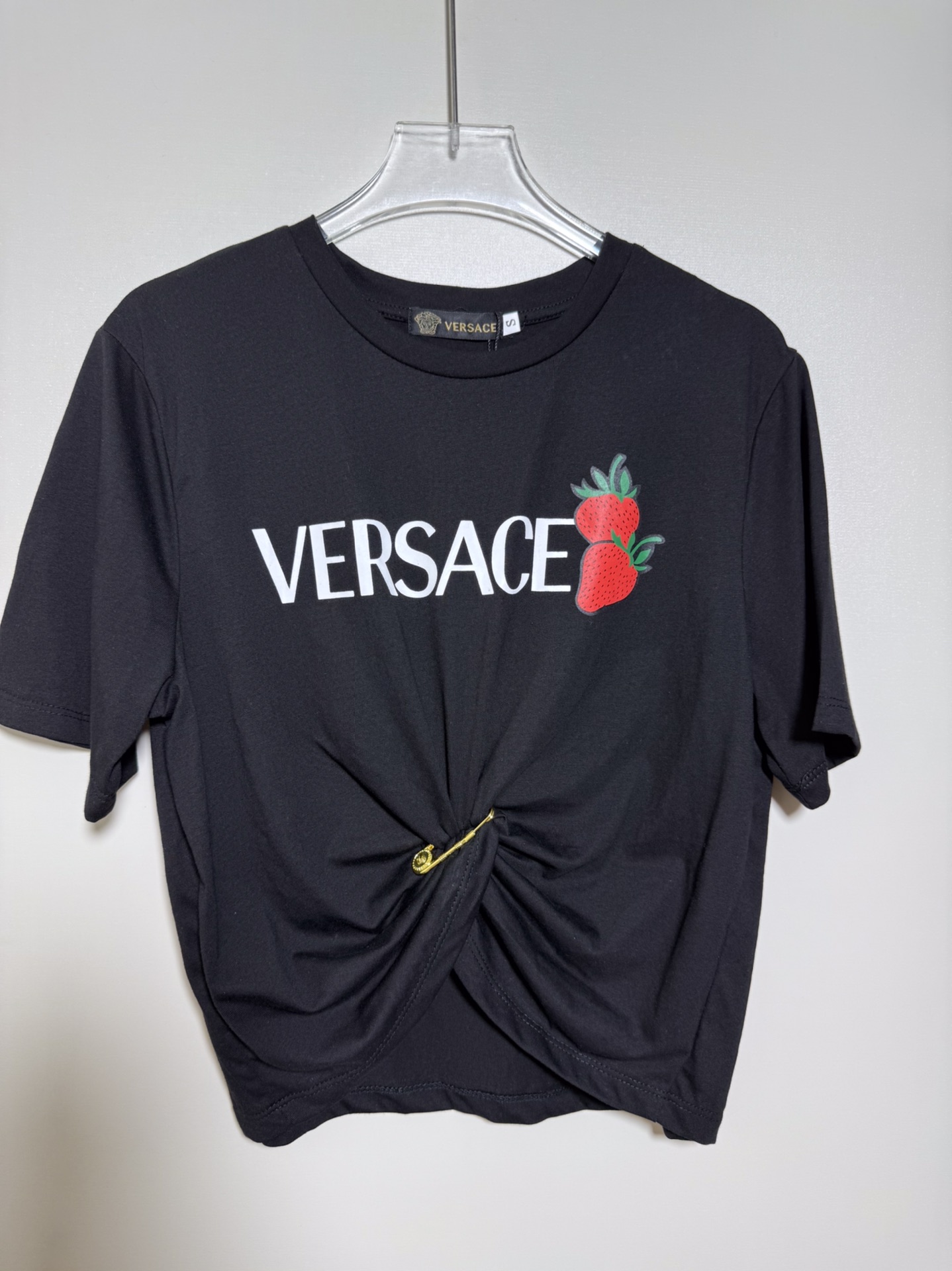 High-Quality Women’s Clothes Featuring Versace/Van Styrofoyol Series, Ms. Strawberry Zipper, and Logo Letter Zilong T-shirt - 图片 8