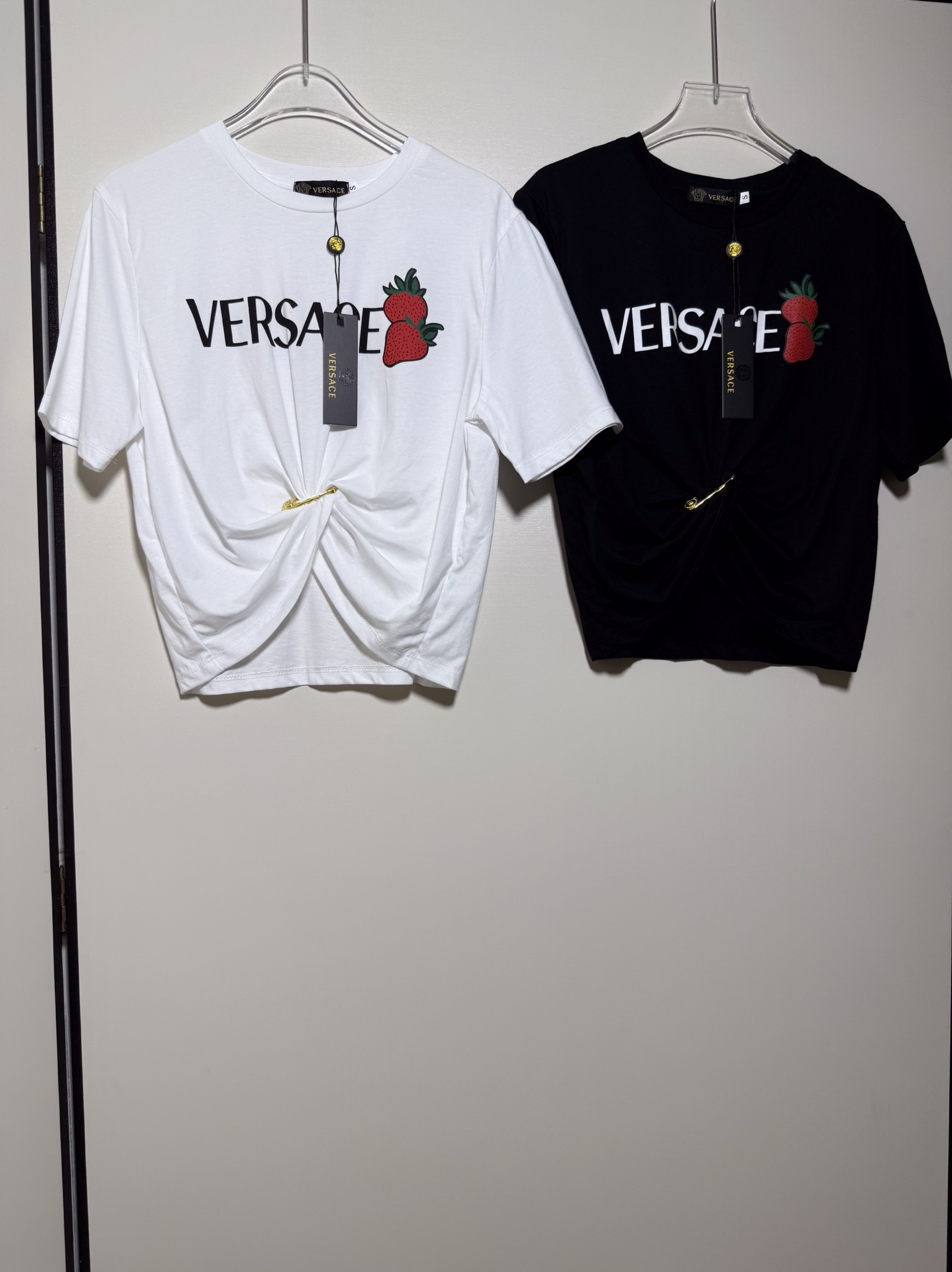 High Quality Women’s Clothes: Versace/Van Styrofoyol Series with Ms Strawberry Zipper Marker Logo Letter Zipper Zilong T-shirt. - 图片 1