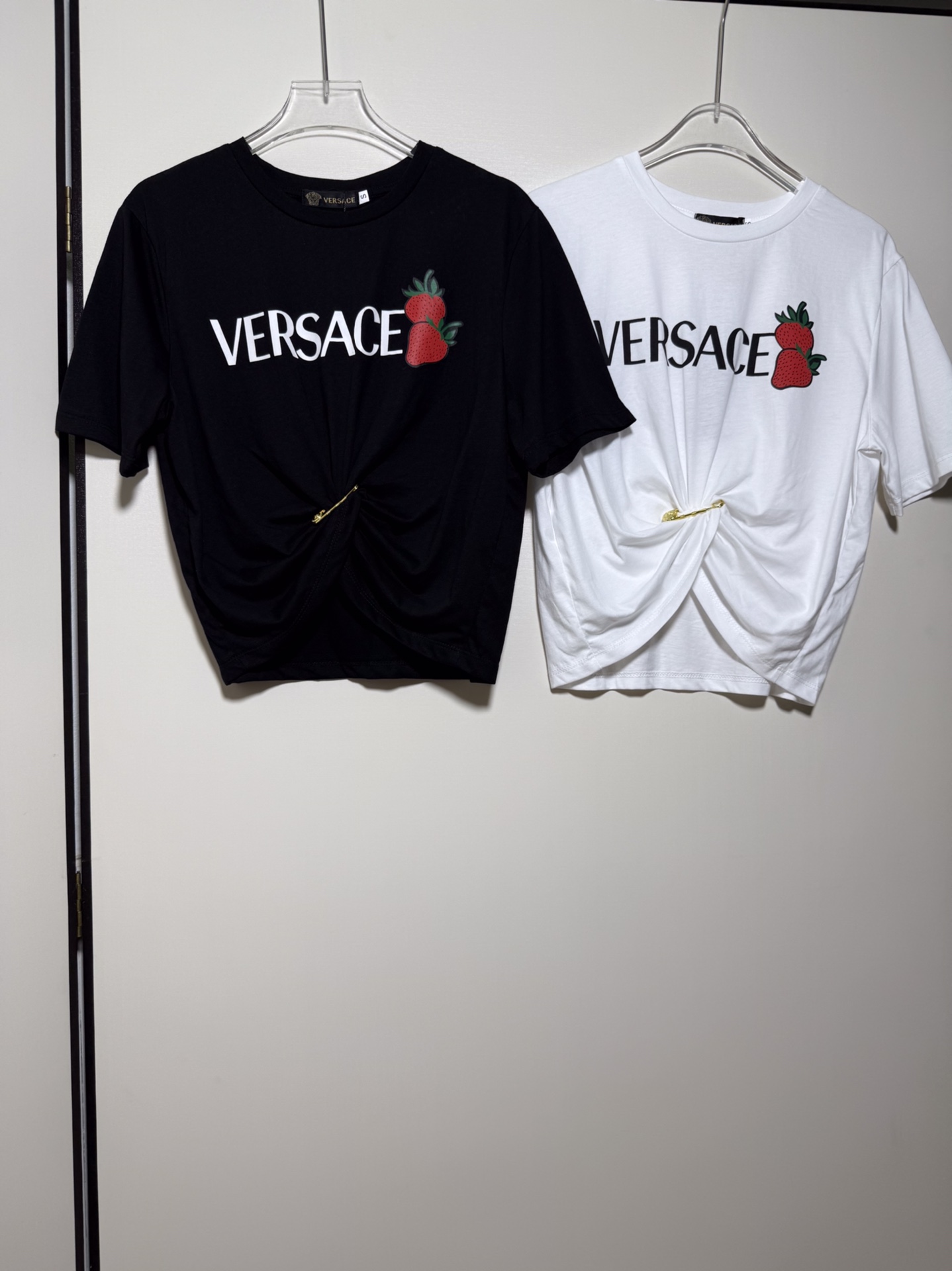 High Quality Women’s Clothes: Versace/Van Styrofoyol Series with Ms Strawberry Zipper Marker Logo Letter Zipper Zilong T-shirt. - 图片 2