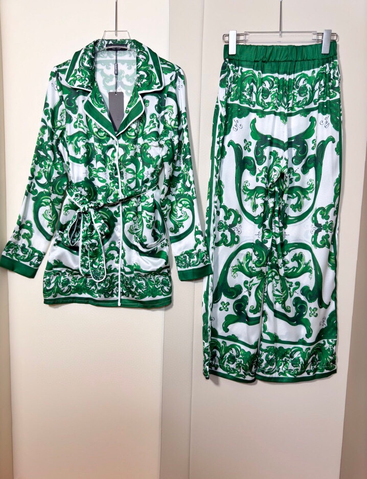 “High-Quality Women’s Outfits: Dolce & Gabbana Dugarbana Collection with Mediterranean Style” - 图片 8