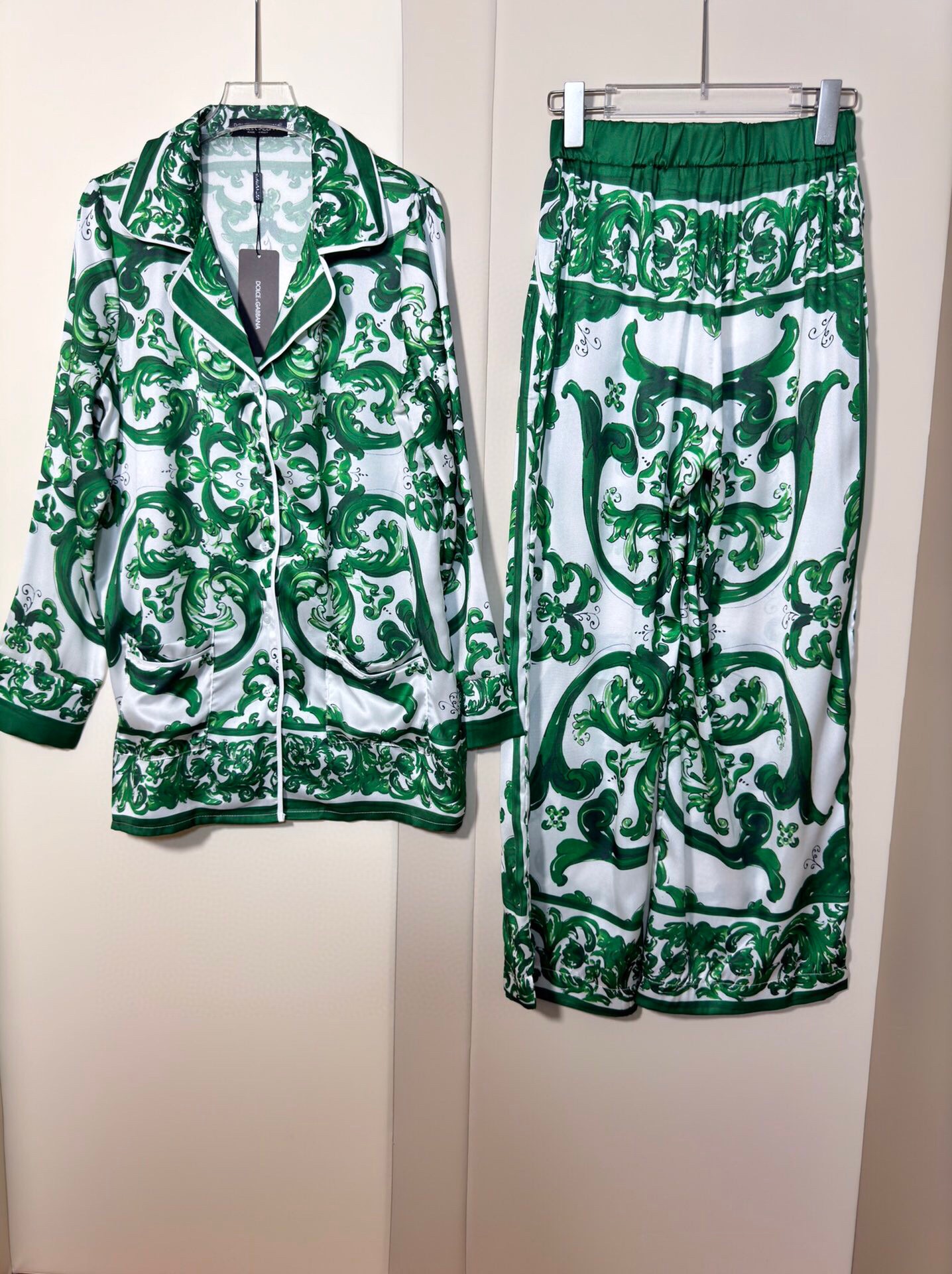 “High-Quality Women’s Outfits: Dolce & Gabbana Dugarbana Collection with Mediterranean Style” - 图片 2