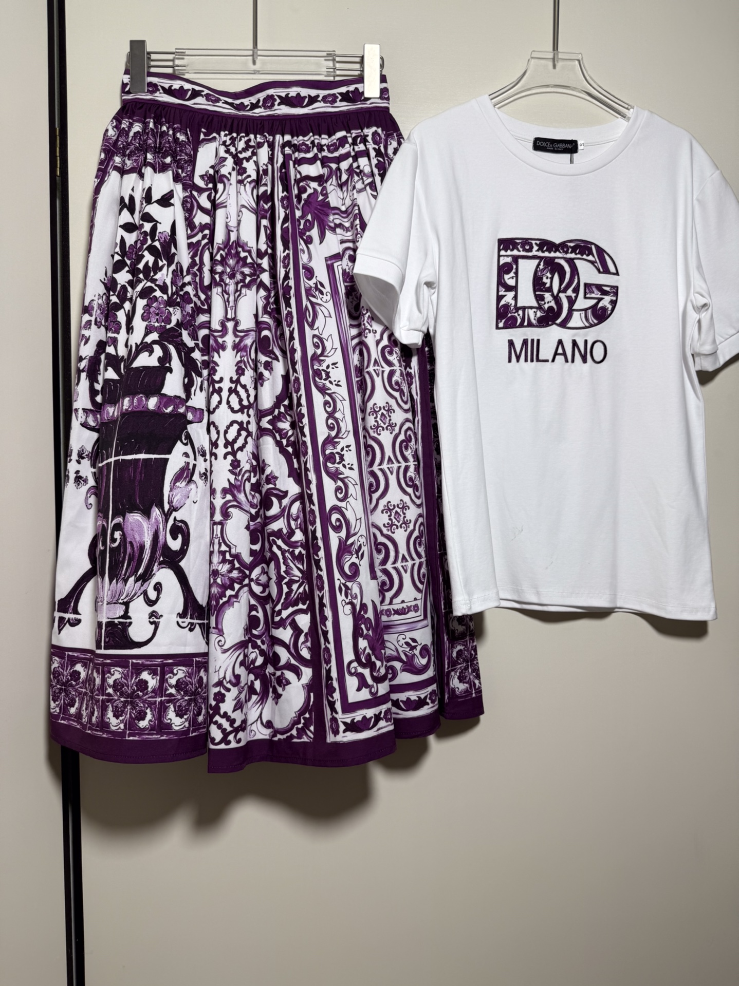 High-End Women’s Clothing Set with Classic Logo T-Shirt and Half-Dressed Dress - 图片 2