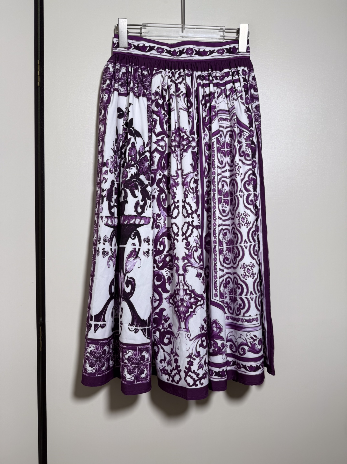 High-End Women’s Clothing Set with Classic Logo T-Shirt and Half-Dressed Dress - 图片 5