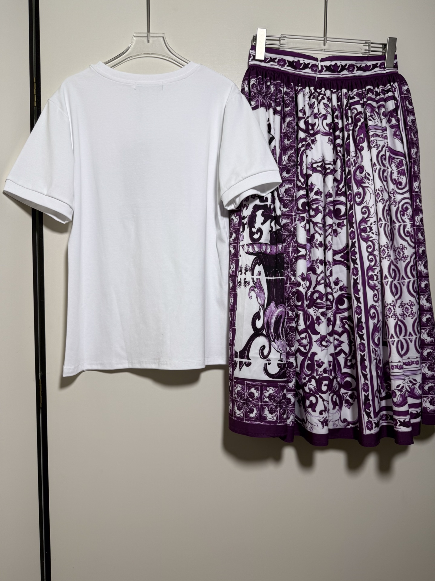 High-End Women’s Clothing Set with Classic Logo T-Shirt and Half-Dressed Dress - 图片 3