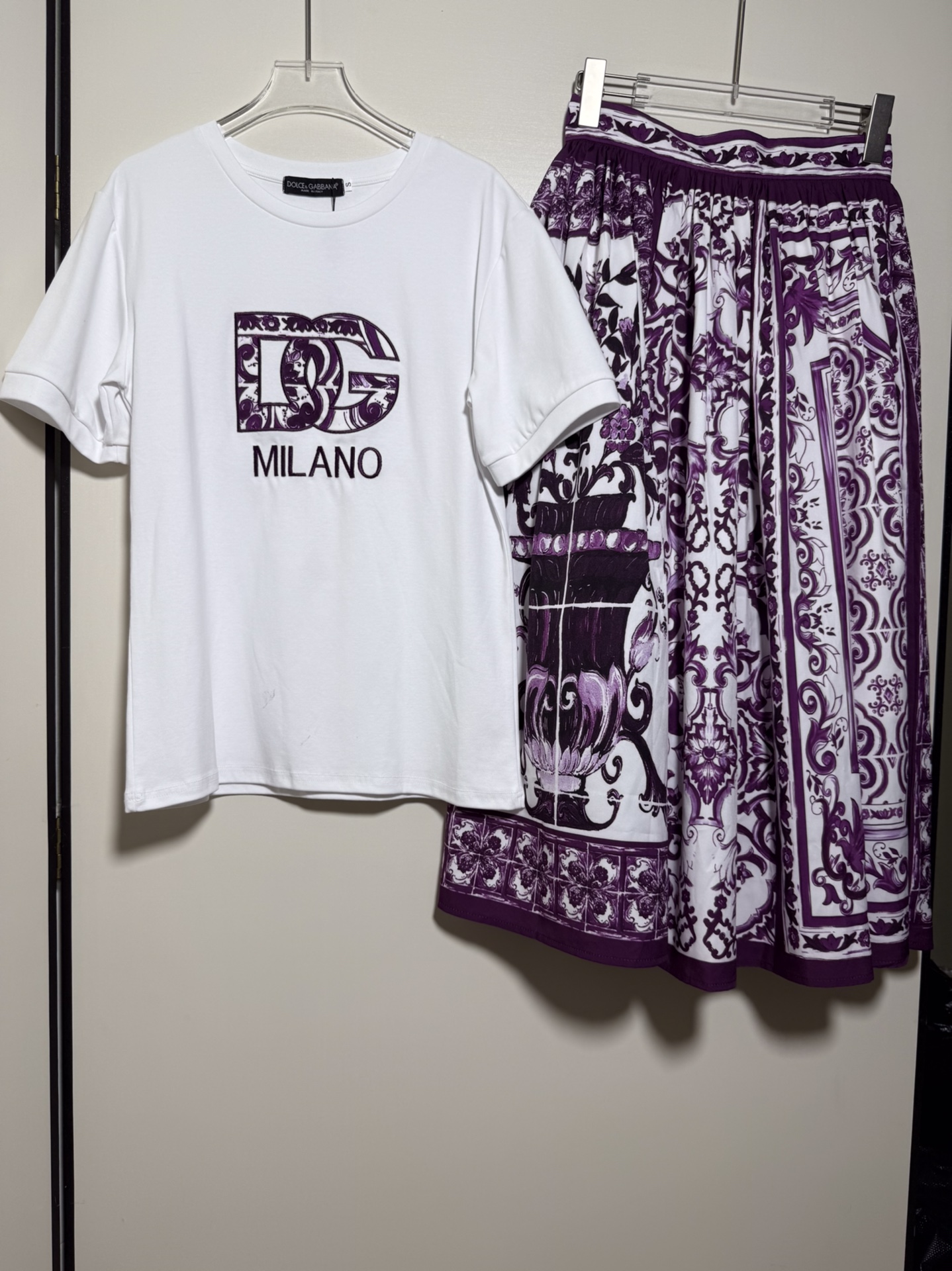 High-End Women’s Clothing Set with Classic Logo T-Shirt and Half-Dressed Dress - 图片 1