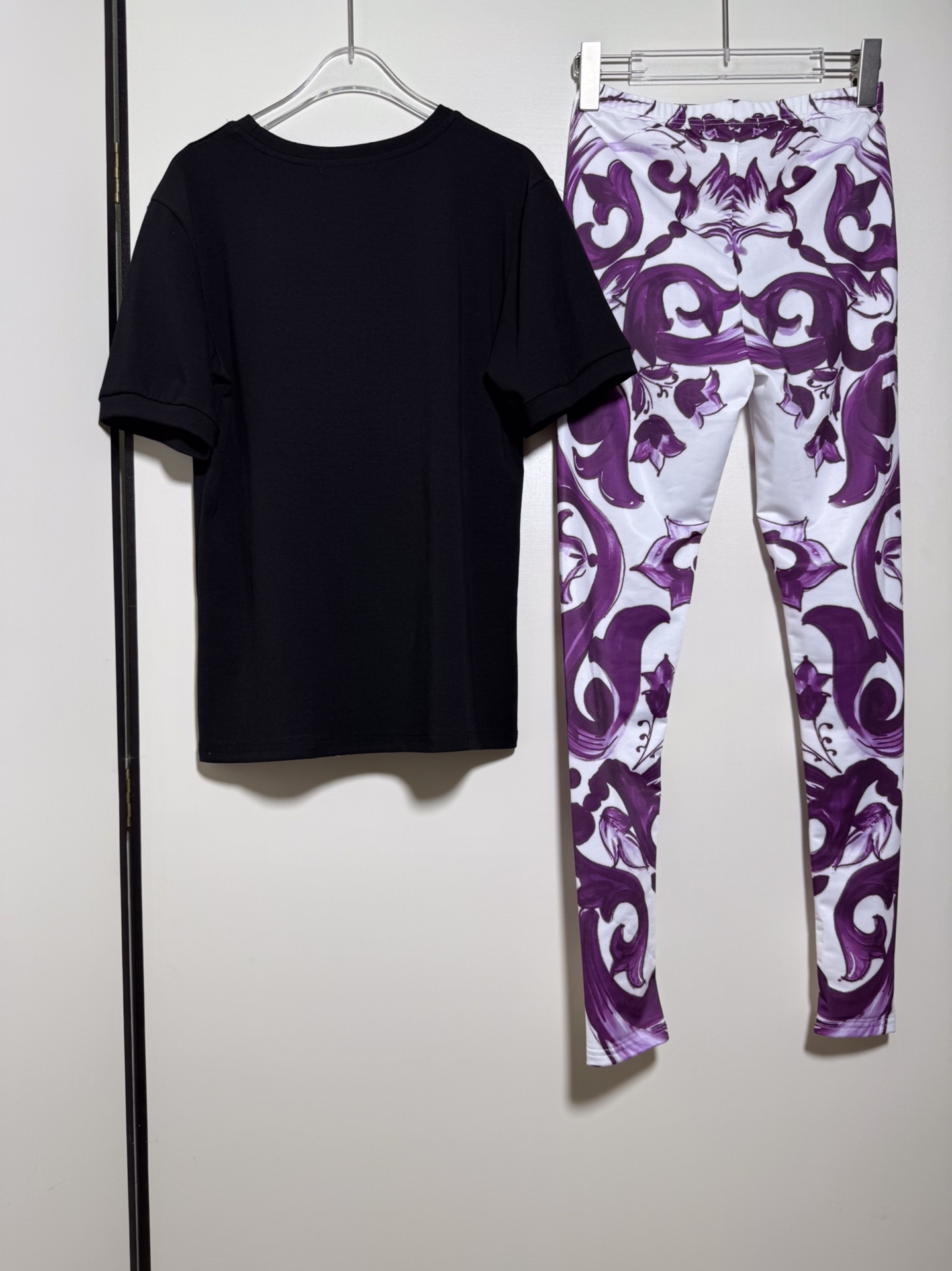 High-End Women’s Clothing Sets with Abbreviated Logo by D&G/Dougabana: T-Shirts and Pants in Various Sizes. - 图片 3