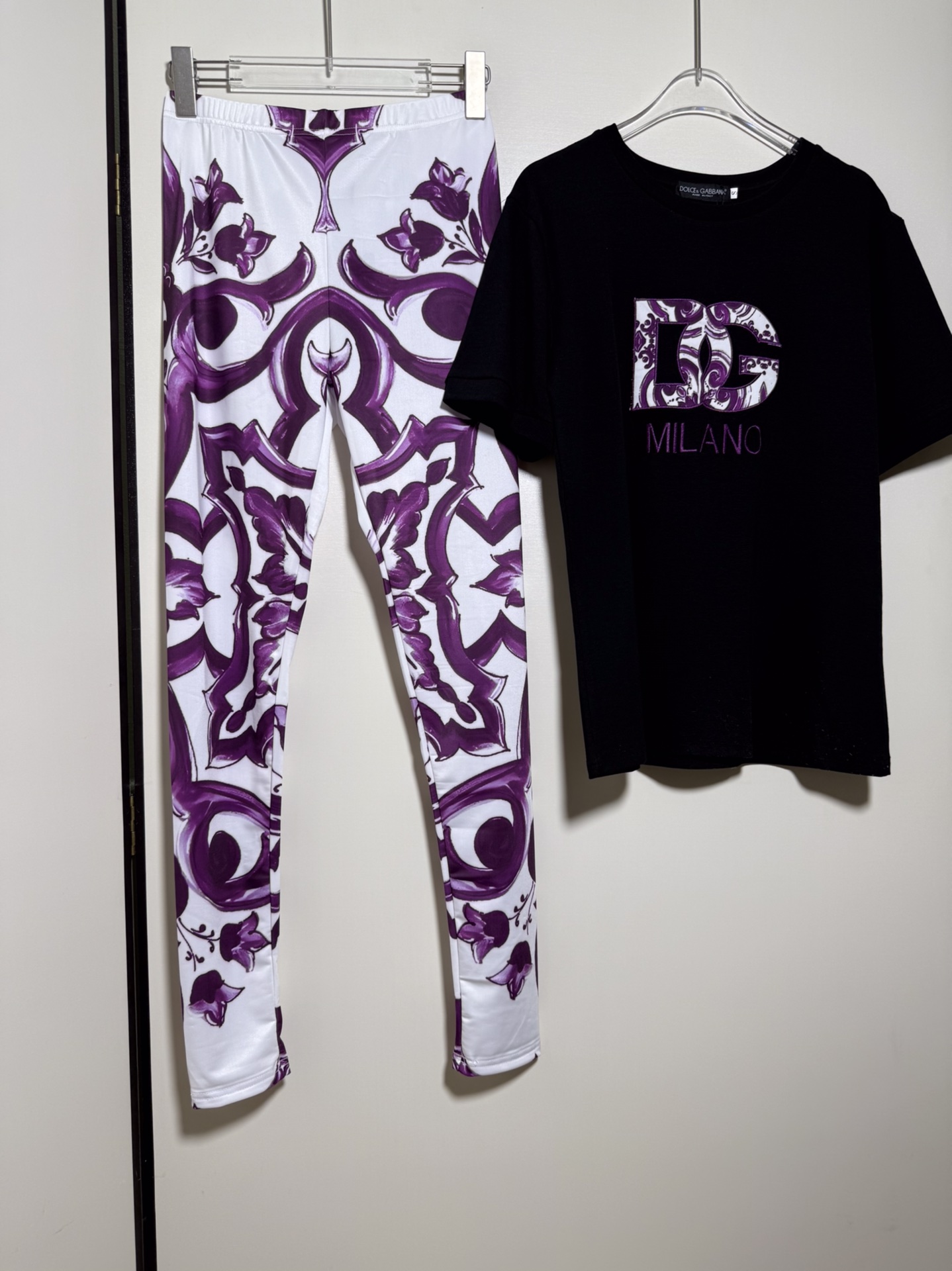 High-End Women’s Clothing Sets with Abbreviated Logo by D&G/Dougabana: T-Shirts and Pants in Various Sizes. - 图片 2