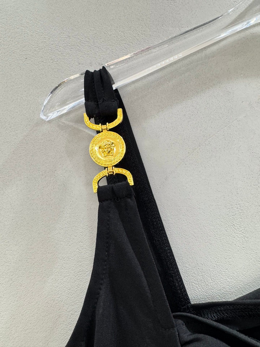 High Quality Women’s Clothes: VERSACE/Van Schul Collection Featuring Asymmetric Plunging Buttons. - 图片 5