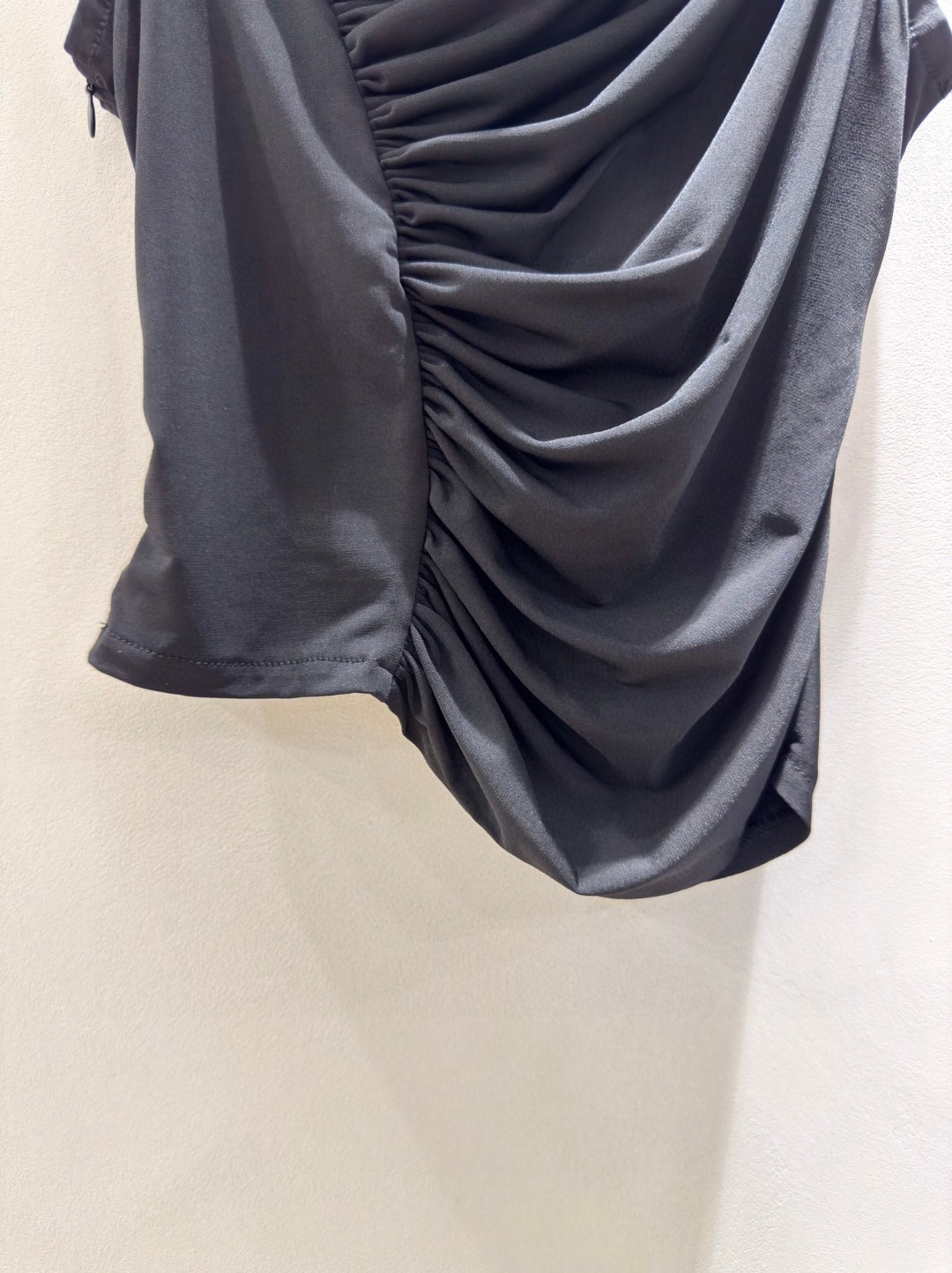 High Quality Women’s Clothes: VERSACE/Van Schul Collection Featuring Asymmetric Plunging Buttons. - 图片 4
