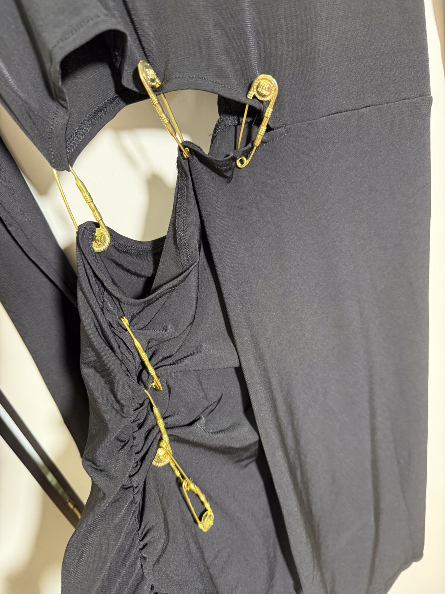 Luxury Versace/Panthélé Disco Series Women’s Black Dress with Gold-Colored Metal Pin Decoration - 图片 8