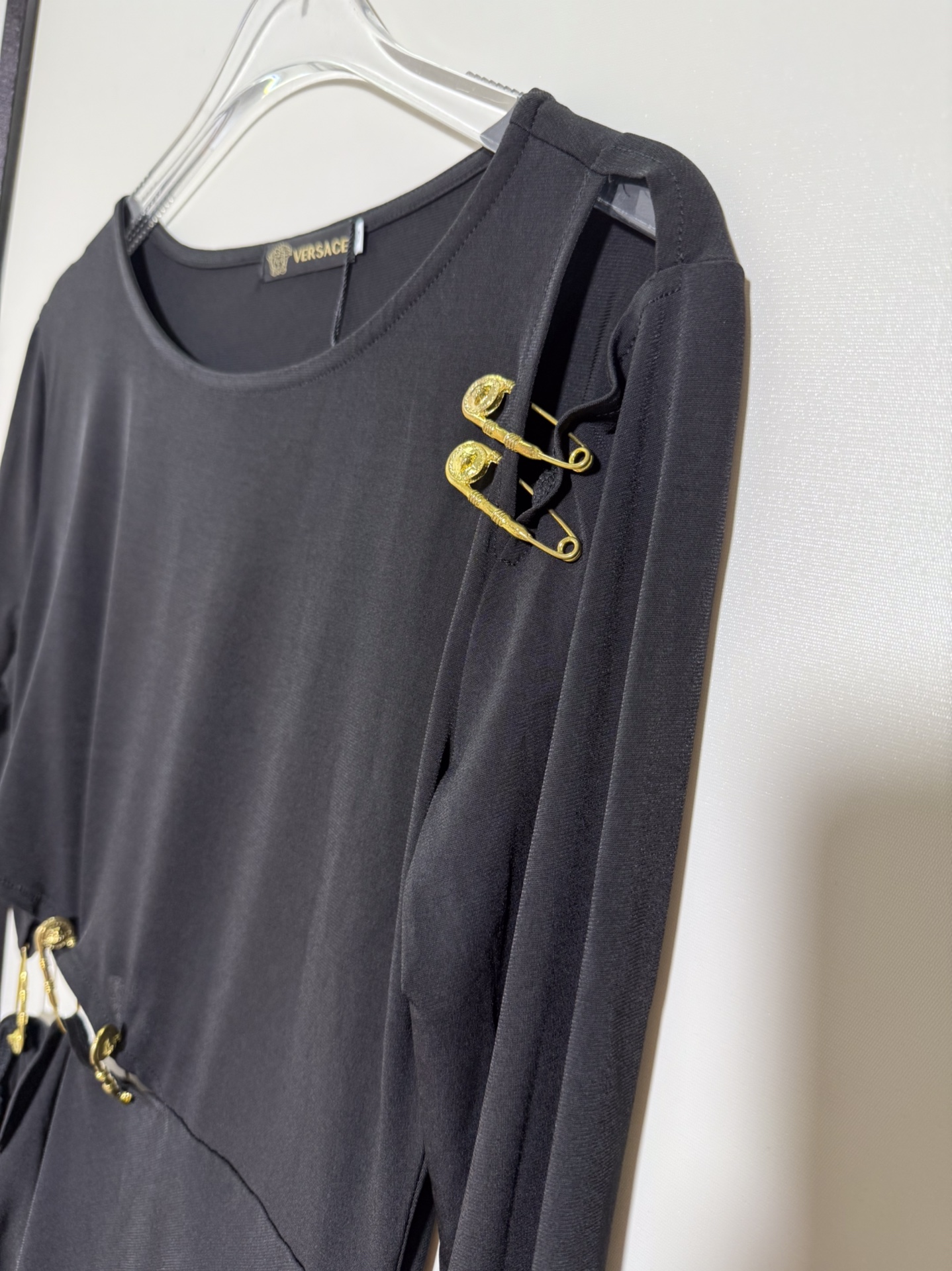 Luxury Versace/Panthélé Disco Series Women’s Black Dress with Gold-Colored Metal Pin Decoration - 图片 5
