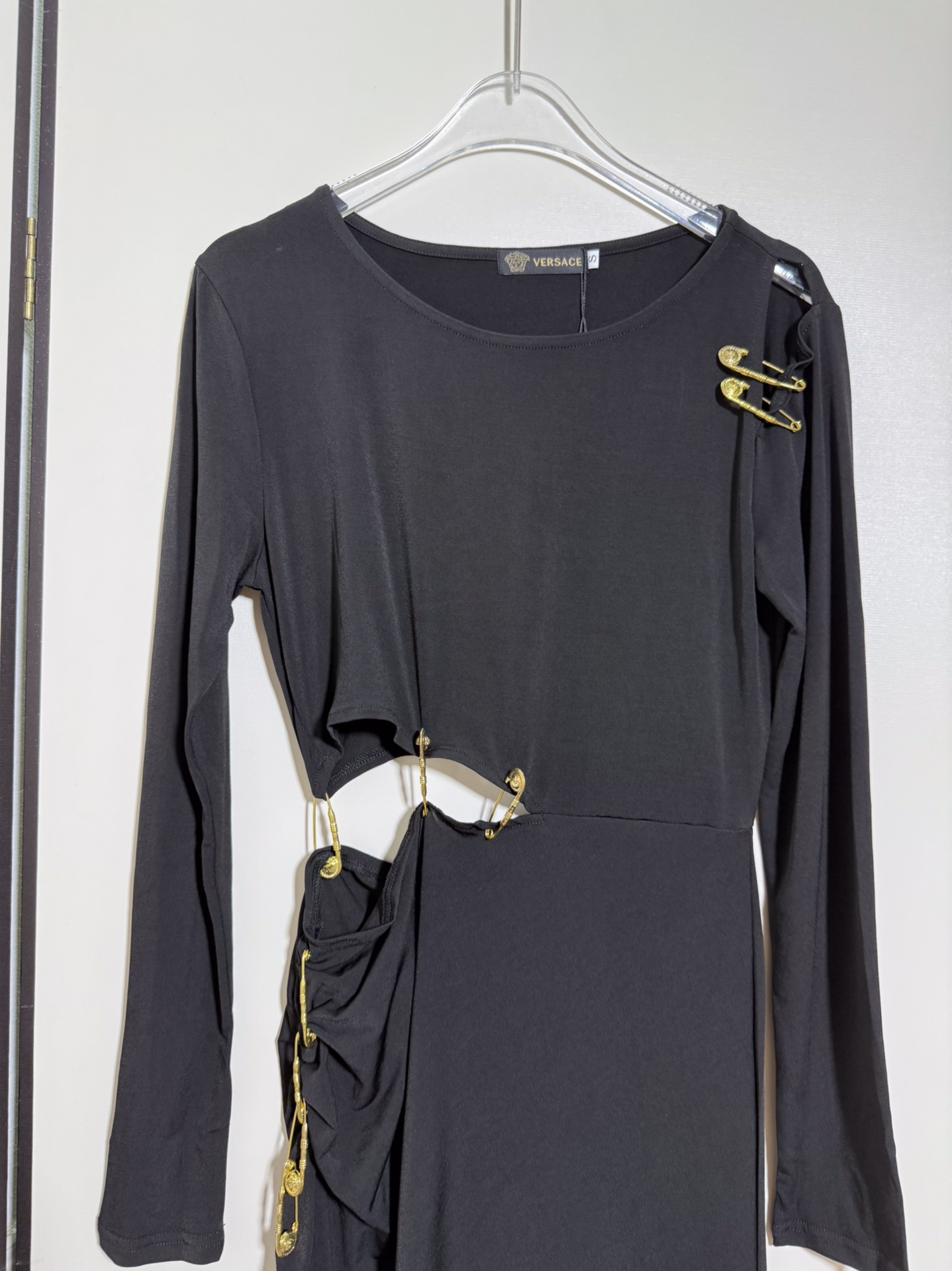 Luxury Versace/Panthélé Disco Series Women’s Black Dress with Gold-Colored Metal Pin Decoration - 图片 9