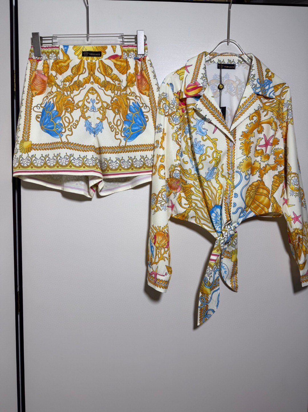 High-Quality Women’s Clothes Set with Versace Packaging and Sea World Theme Shorts - 图片 2