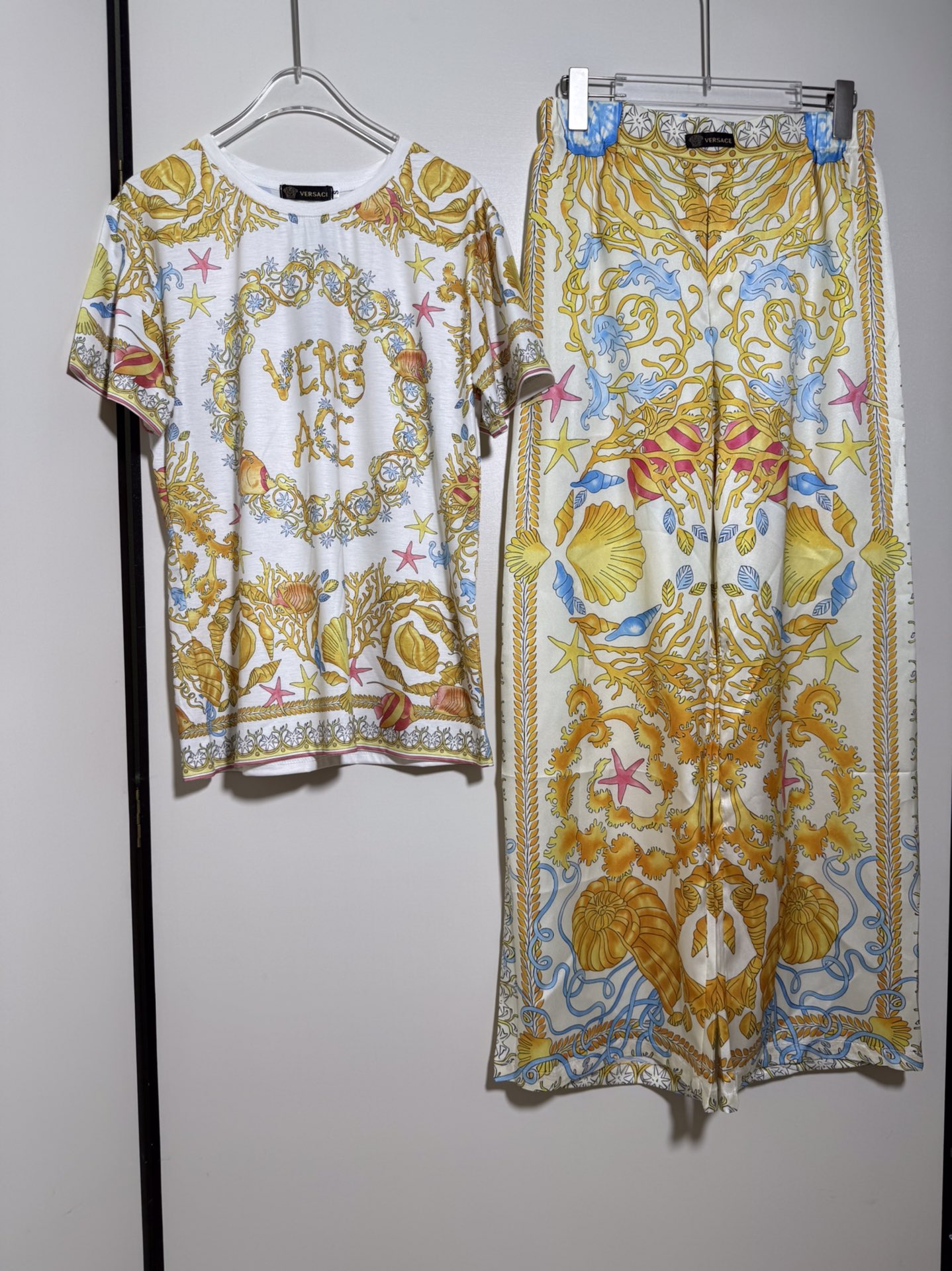 High Quality Women’s Clothes: Versace/Franch Chests, Yellow Seashell Starfish T-Shirt Sets - 图片 1