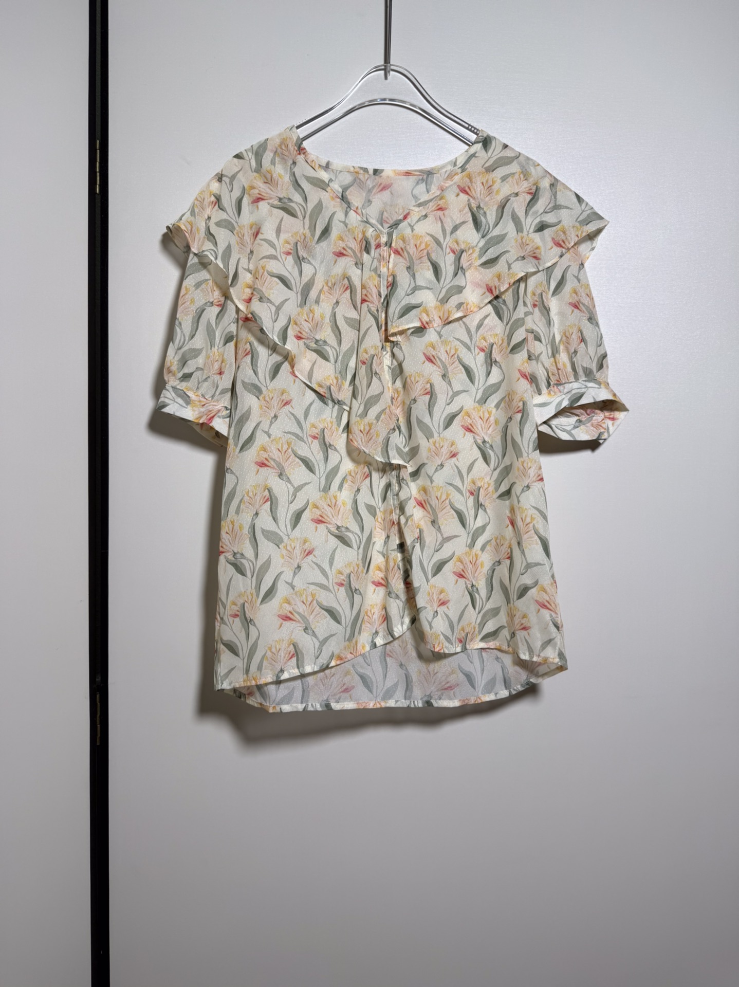 Title: High-quality Women’s Dress vs. New Zeng Zhen Collection Summary: Comparison of dress quality featuring sweet young girl Zeng Zhen.