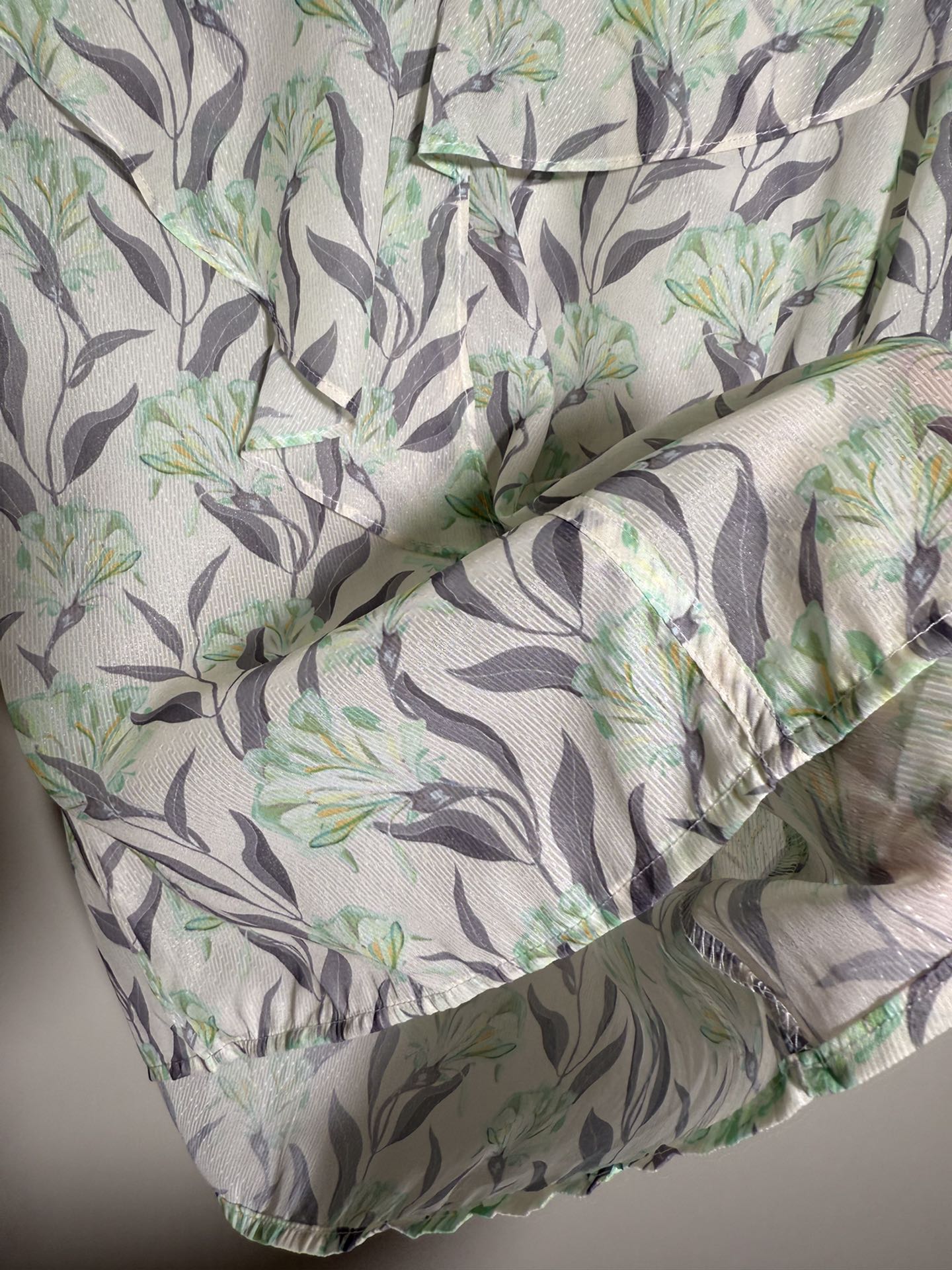 “Premium Women’s Clothing: Zeng Zeng Zhen’s Snow-Sweet Shirts Collection at p300 with V Home Packing” - 图片 6