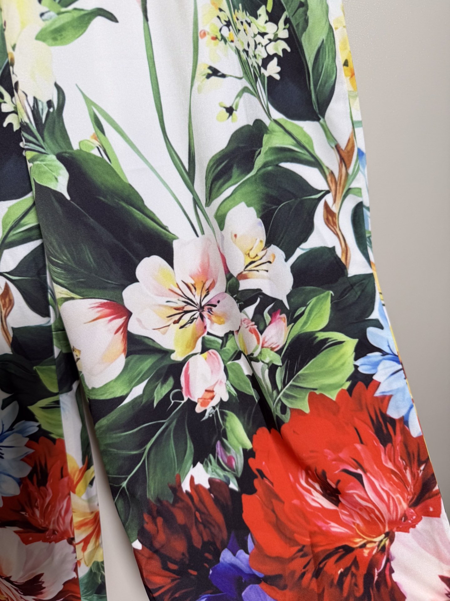 Luxury Women’s Clothing Collection: Dolce & Gabbana x Douga Bennet Sicilian Style – Vibrant, Floral, and Chic - 图片 5