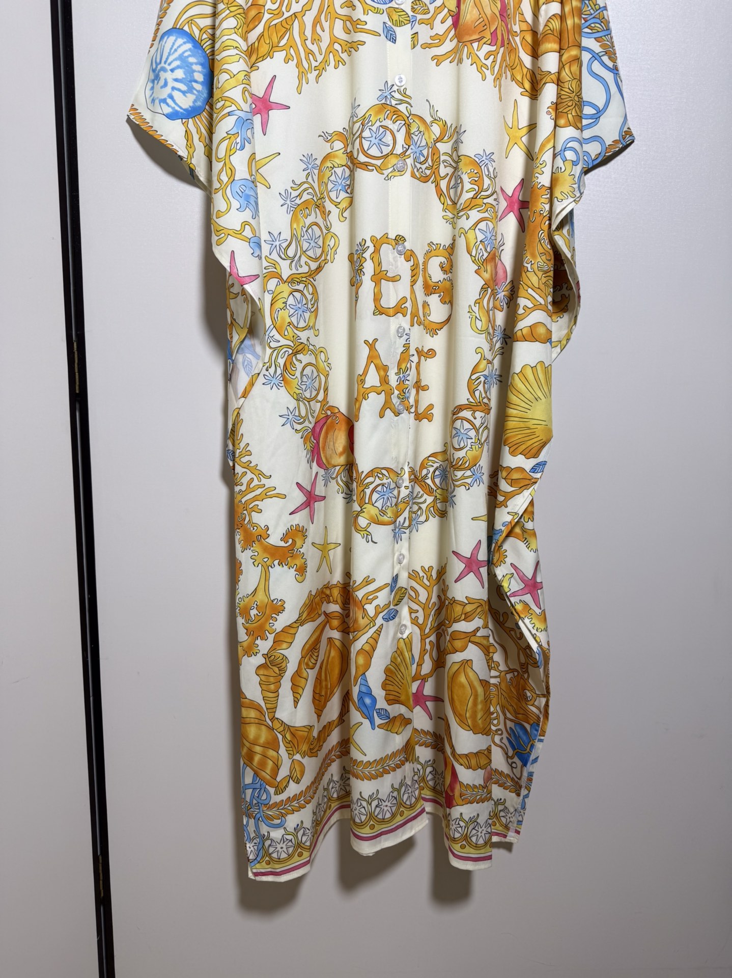 High-End Women’s Clothes: Versace/VantheGer Bomb Series, Star-Stamped Twirl, Belt-Backed CuffButton. - 图片 8