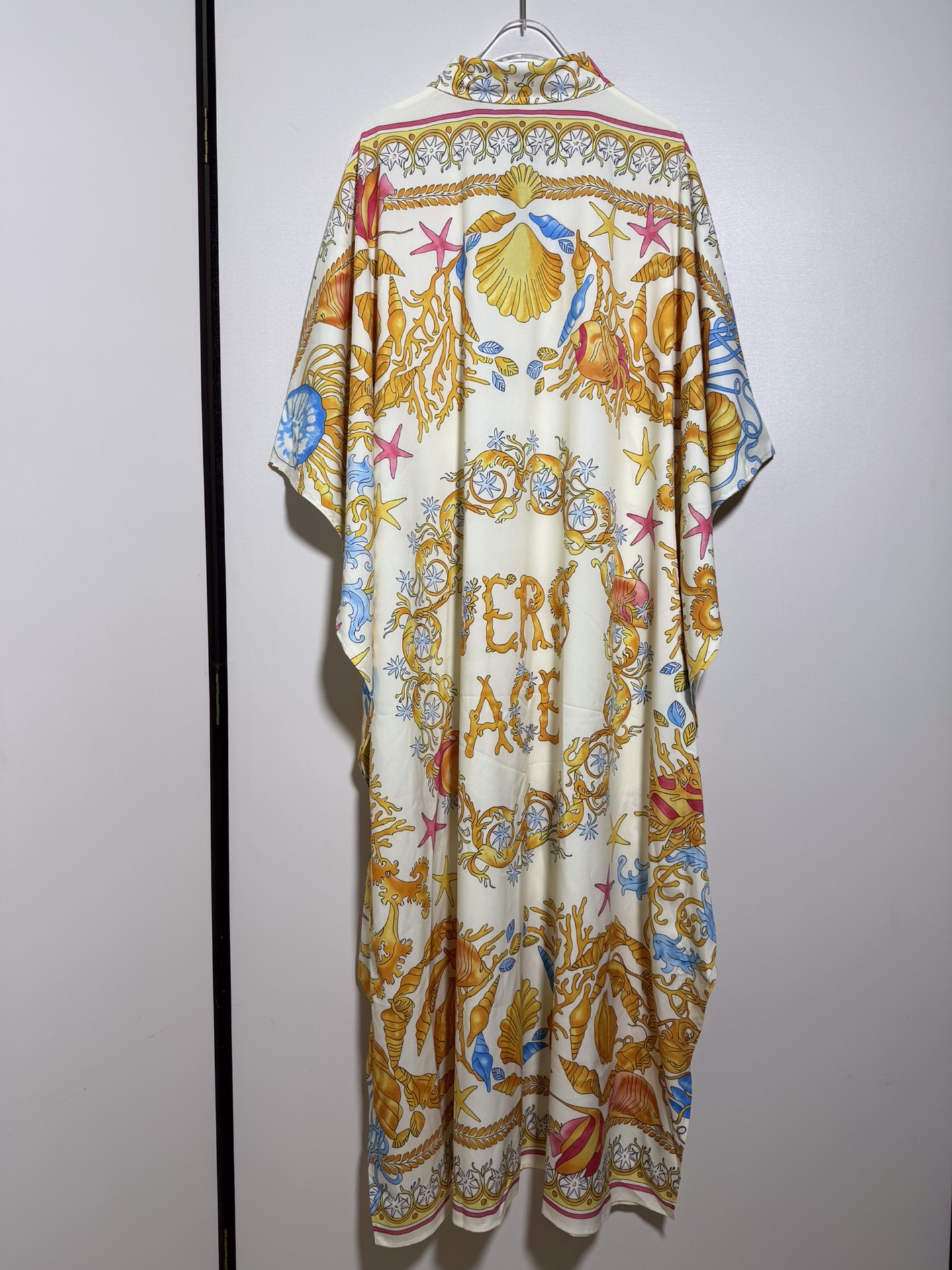 High-End Women’s Clothes: Versace/VantheGer Bomb Series, Star-Stamped Twirl, Belt-Backed CuffButton. - 图片 4