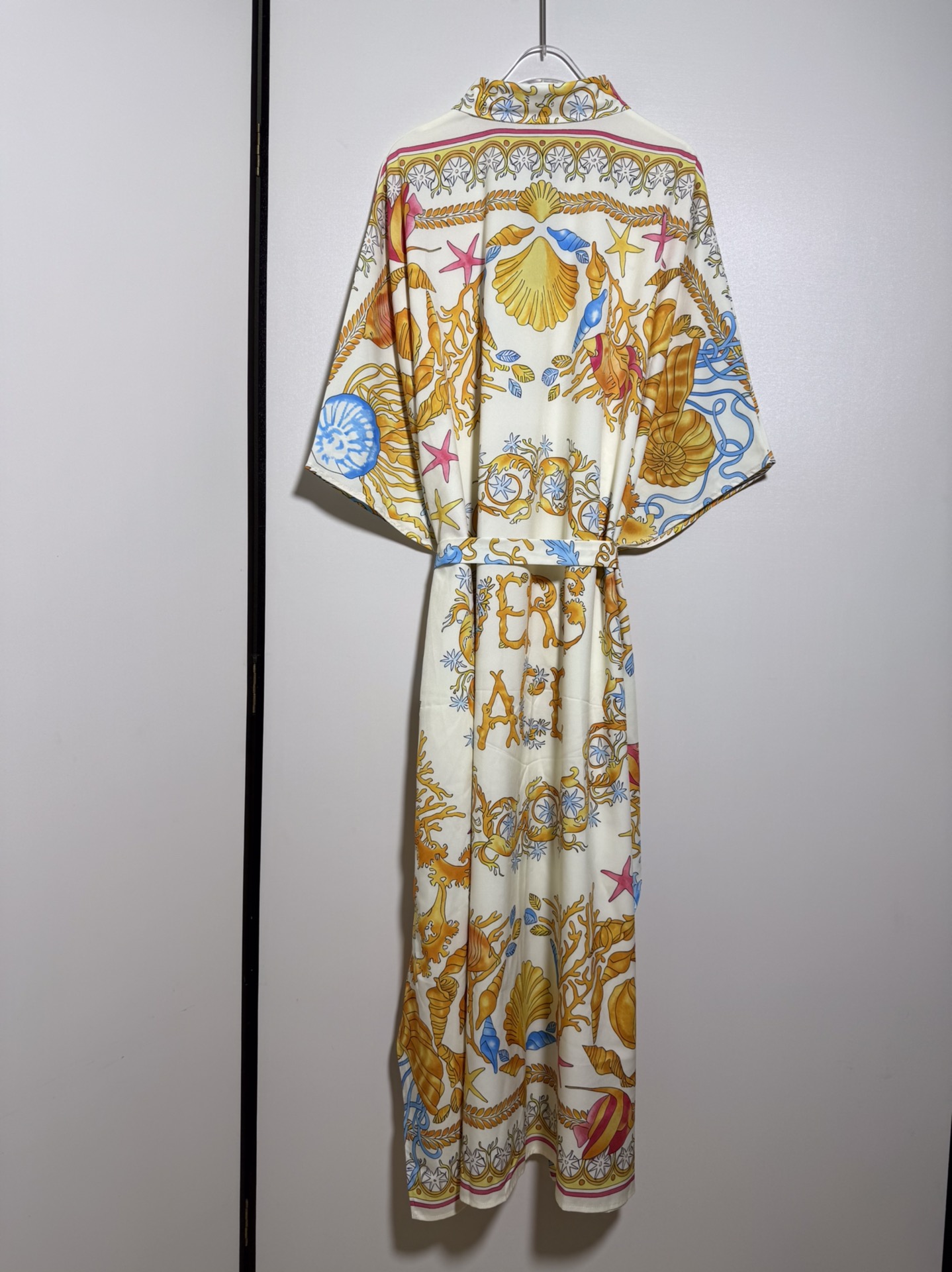 High-End Women’s Clothes: Versace/VantheGer Bomb Series, Star-Stamped Twirl, Belt-Backed CuffButton. - 图片 2