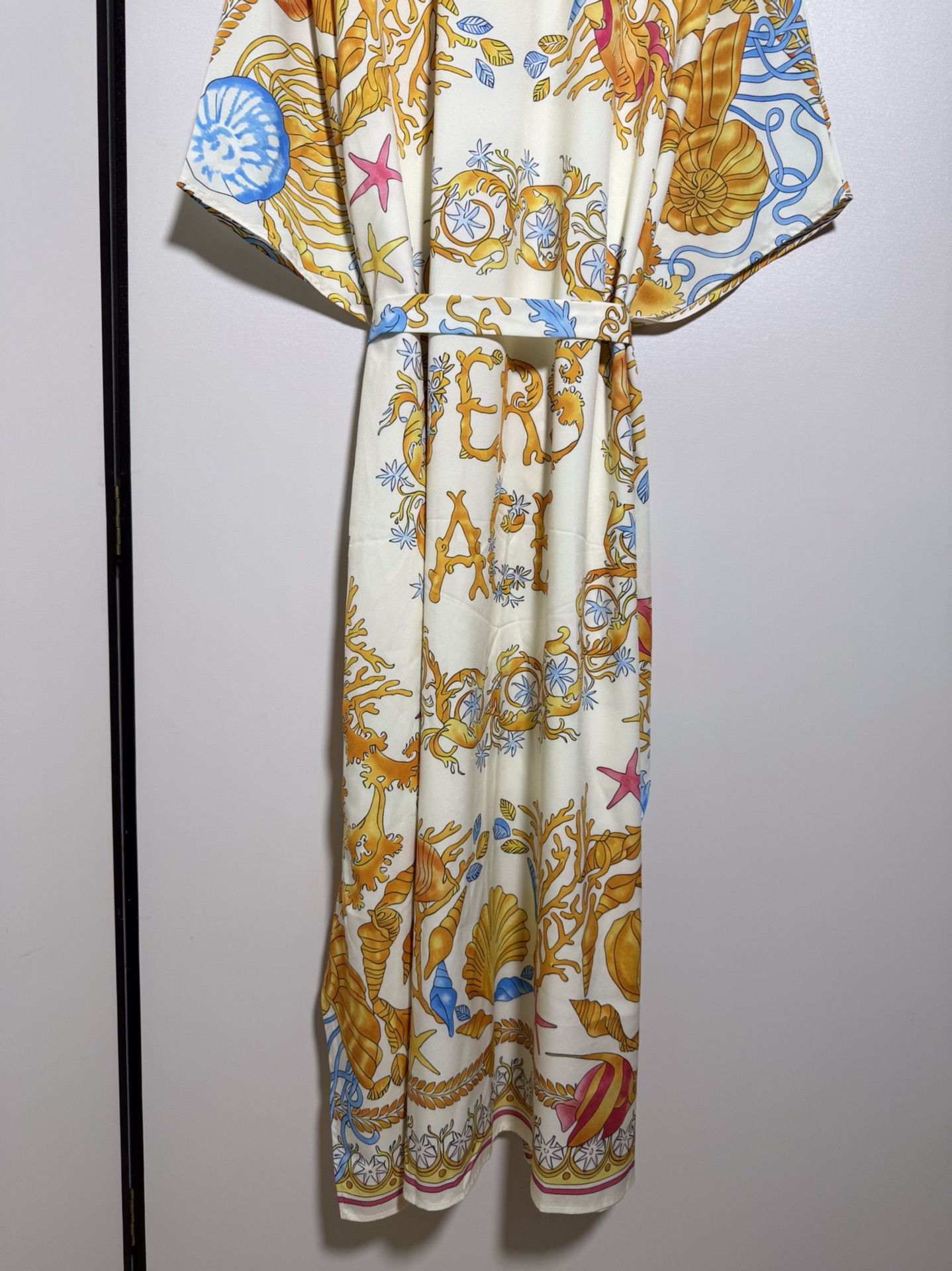 High-End Women’s Clothes: Versace/VantheGer Bomb Series, Star-Stamped Twirl, Belt-Backed CuffButton. - 图片 9