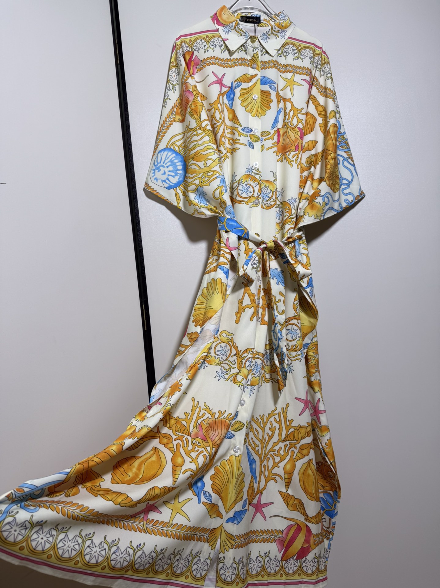 High-End Women’s Clothes: Versace/VantheGer Bomb Series, Star-Stamped Twirl, Belt-Backed CuffButton. - 图片 7