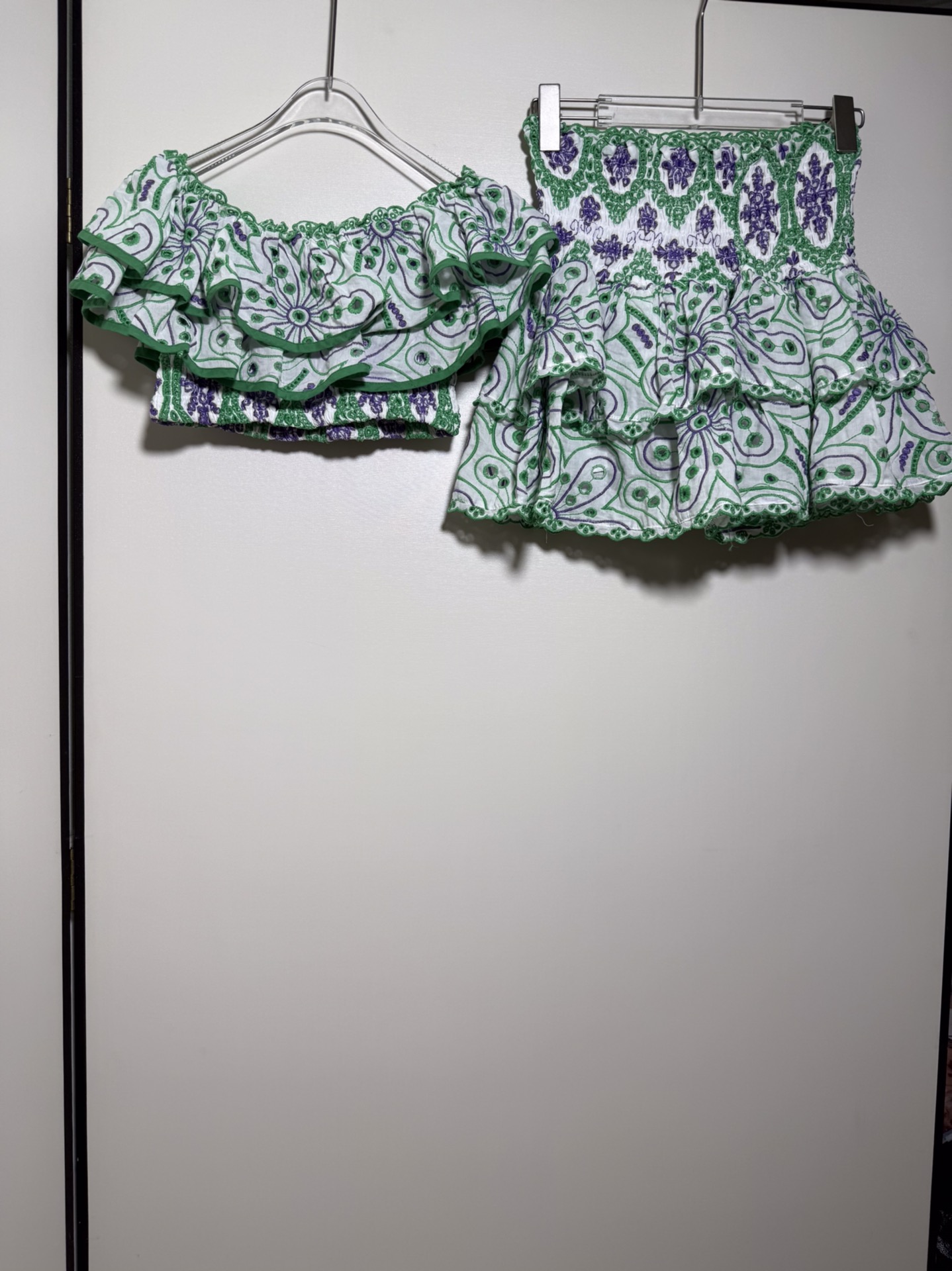 High-End Quality Women’s Suit Featuring Z-Worker Embroidery, One-Shoulder Tops, and Mini Skirt. - 图片 1