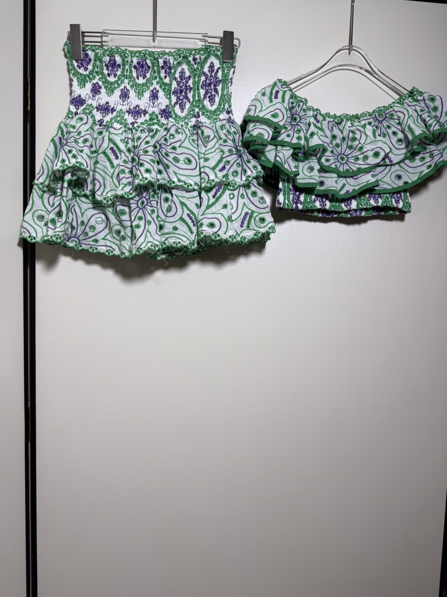 High-End Quality Women’s Suit Featuring Z-Worker Embroidery, One-Shoulder Tops, and Mini Skirt. - 图片 2