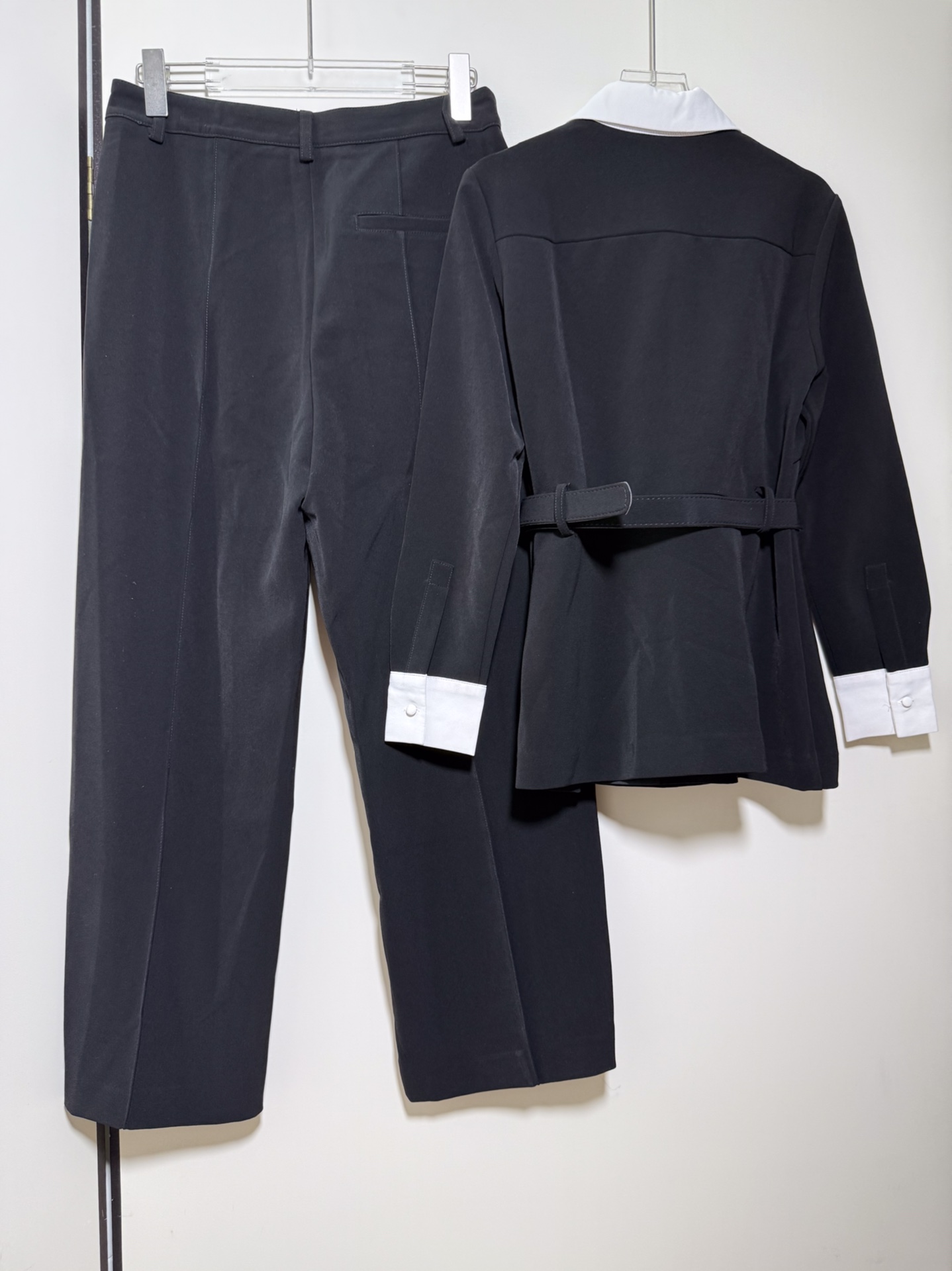 High-End Women’s Dress Set: Black and White V Belt, Long Sleeves, Pants, Suit - 图片 4