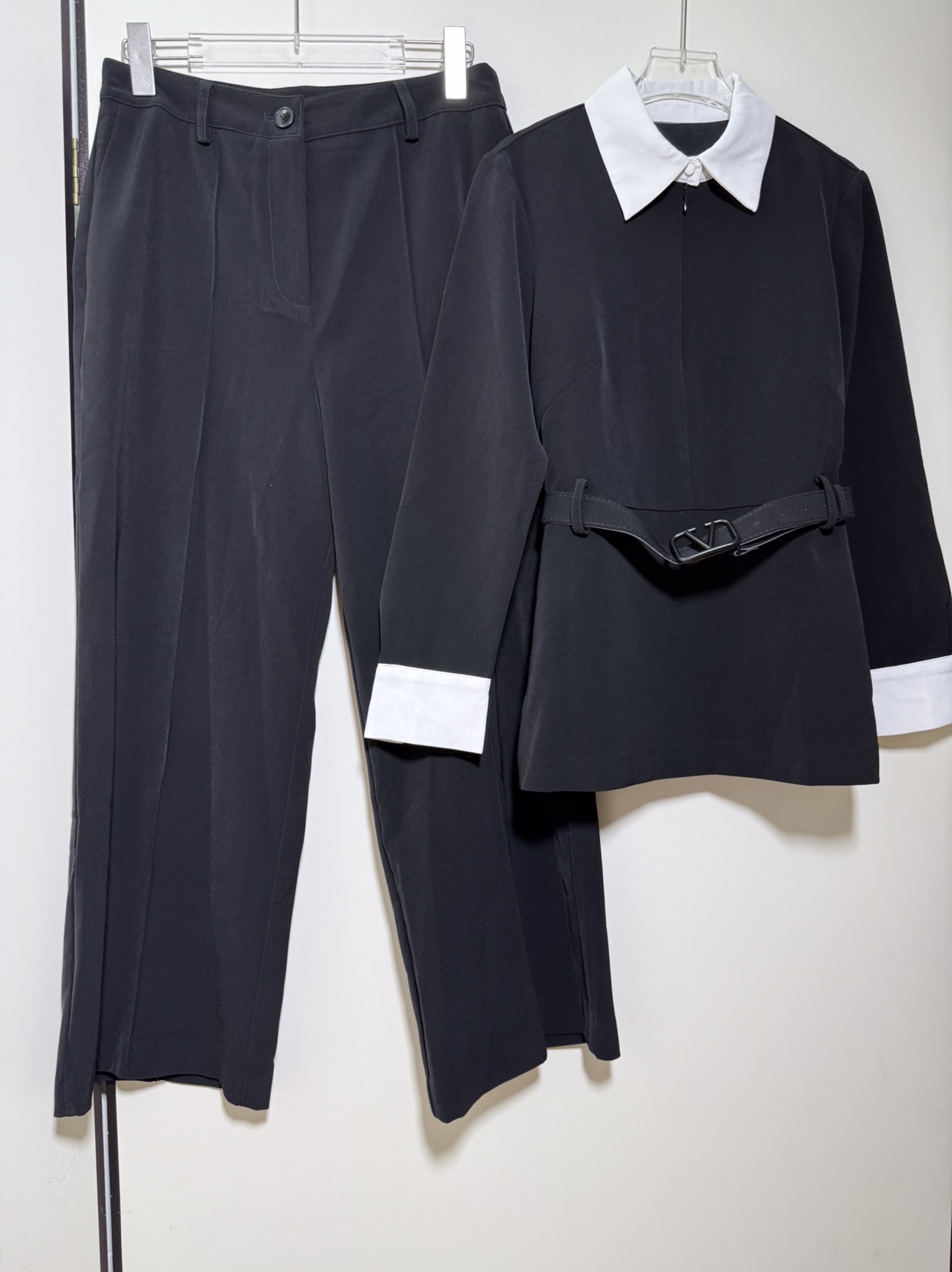 High-End Women’s Dress Set: Black and White V Belt, Long Sleeves, Pants, Suit - 图片 3