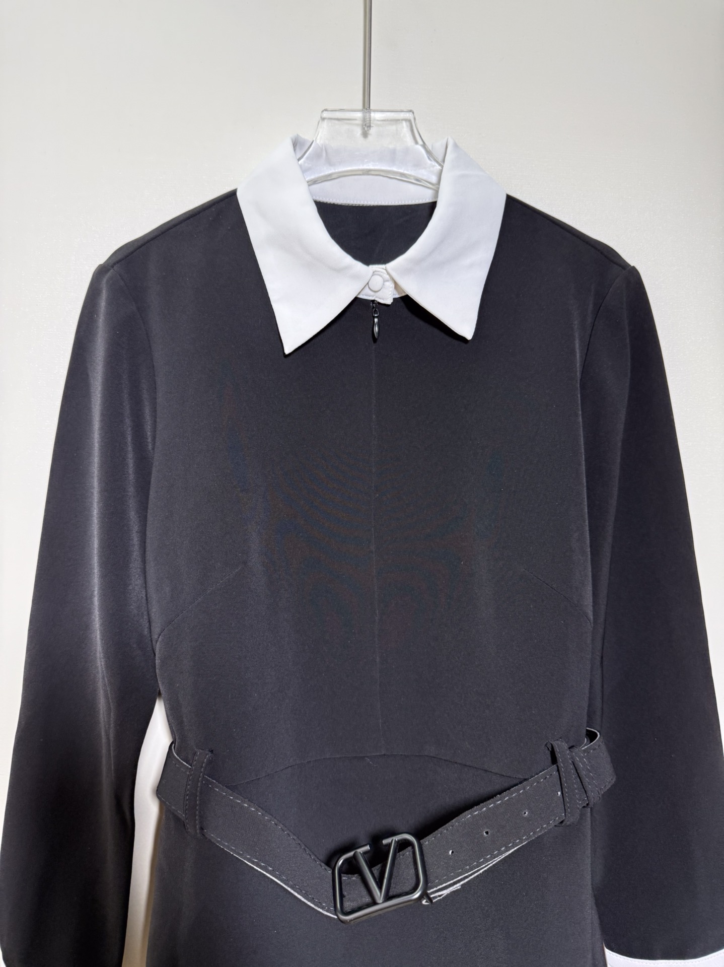 High-End Women’s Dress Set: Black and White V Belt, Long Sleeves, Pants, Suit - 图片 9
