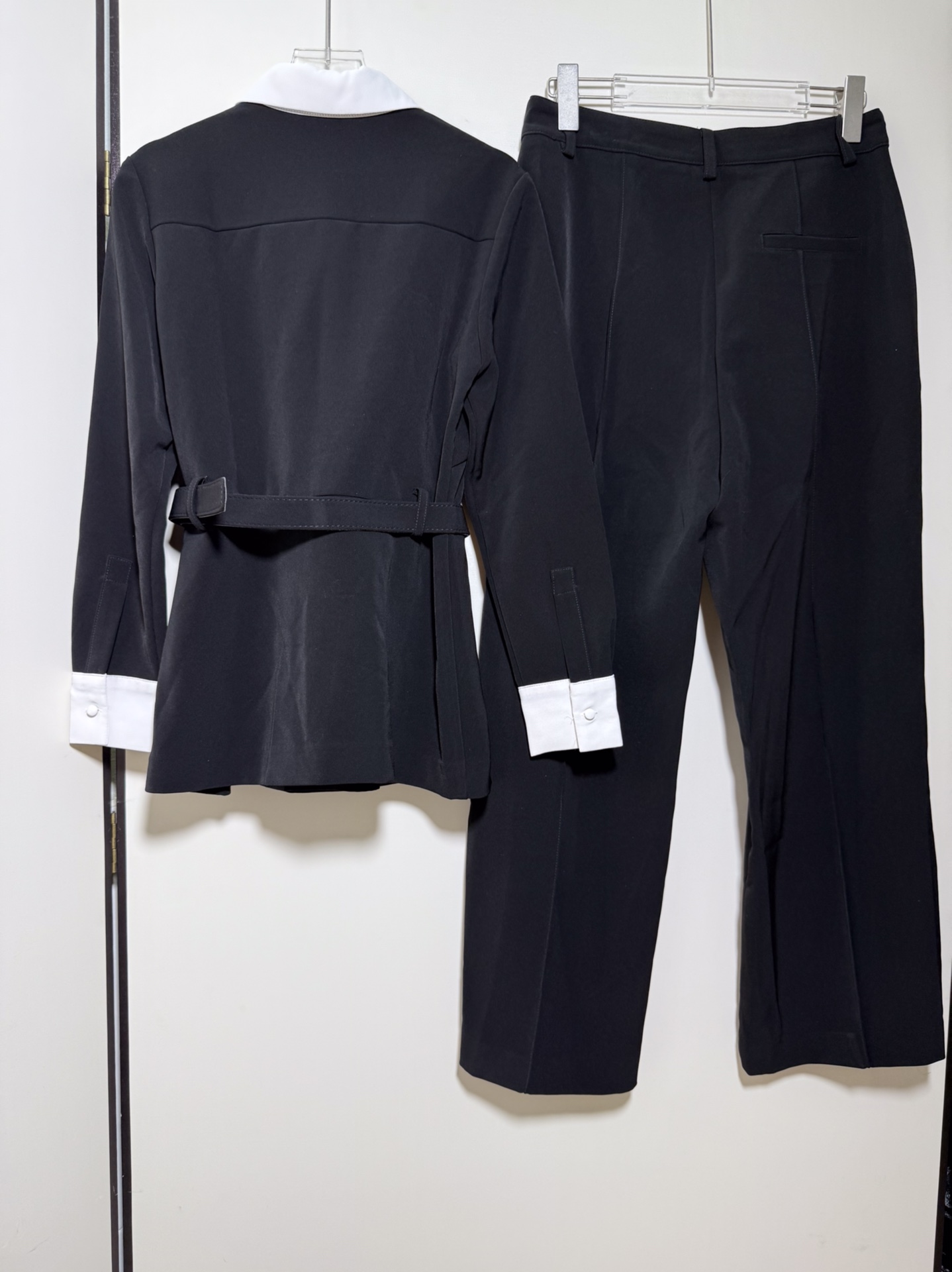 High-End Women’s Dress Set: Black and White V Belt, Long Sleeves, Pants, Suit - 图片 2